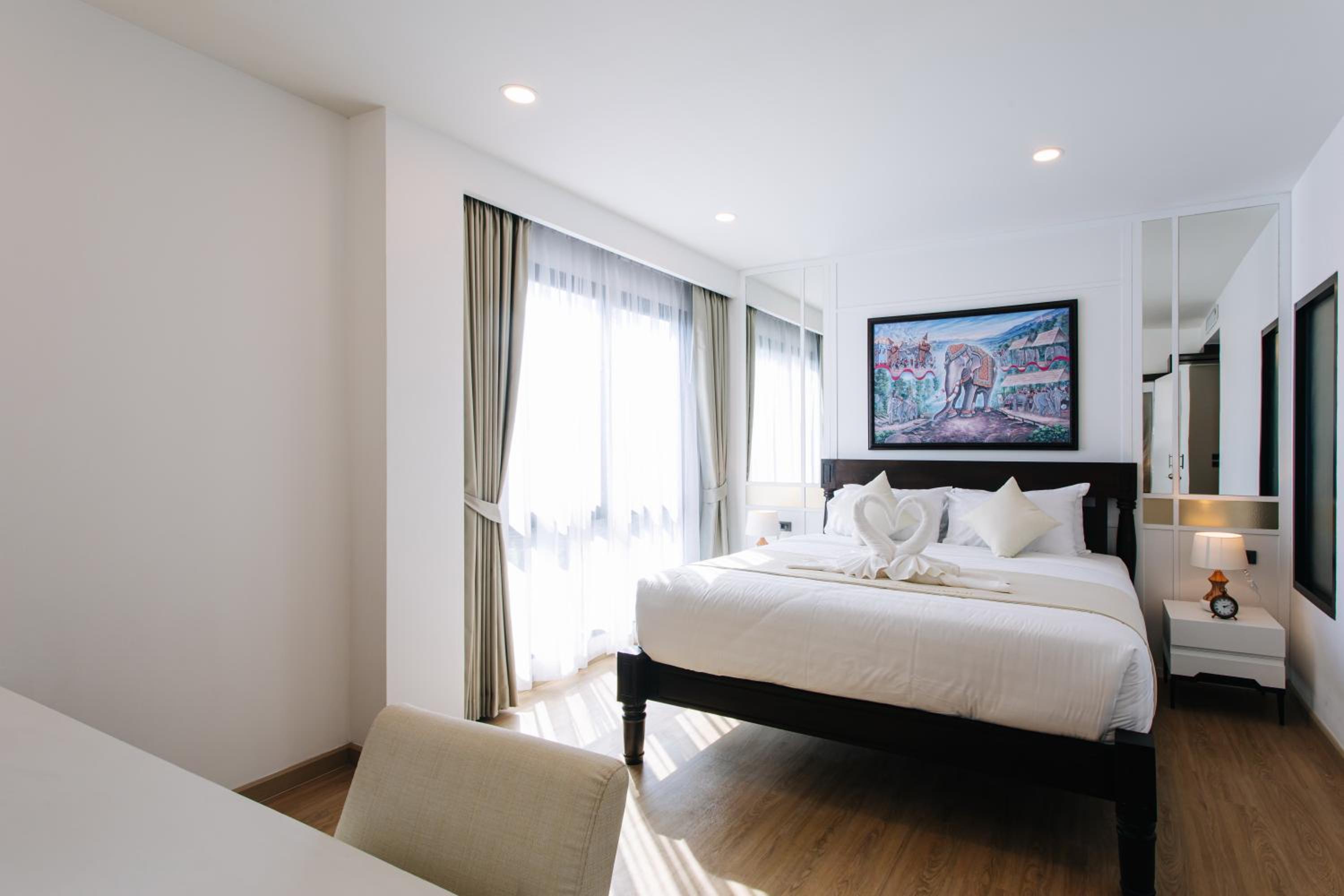 Deluxe King Room - Photo 9