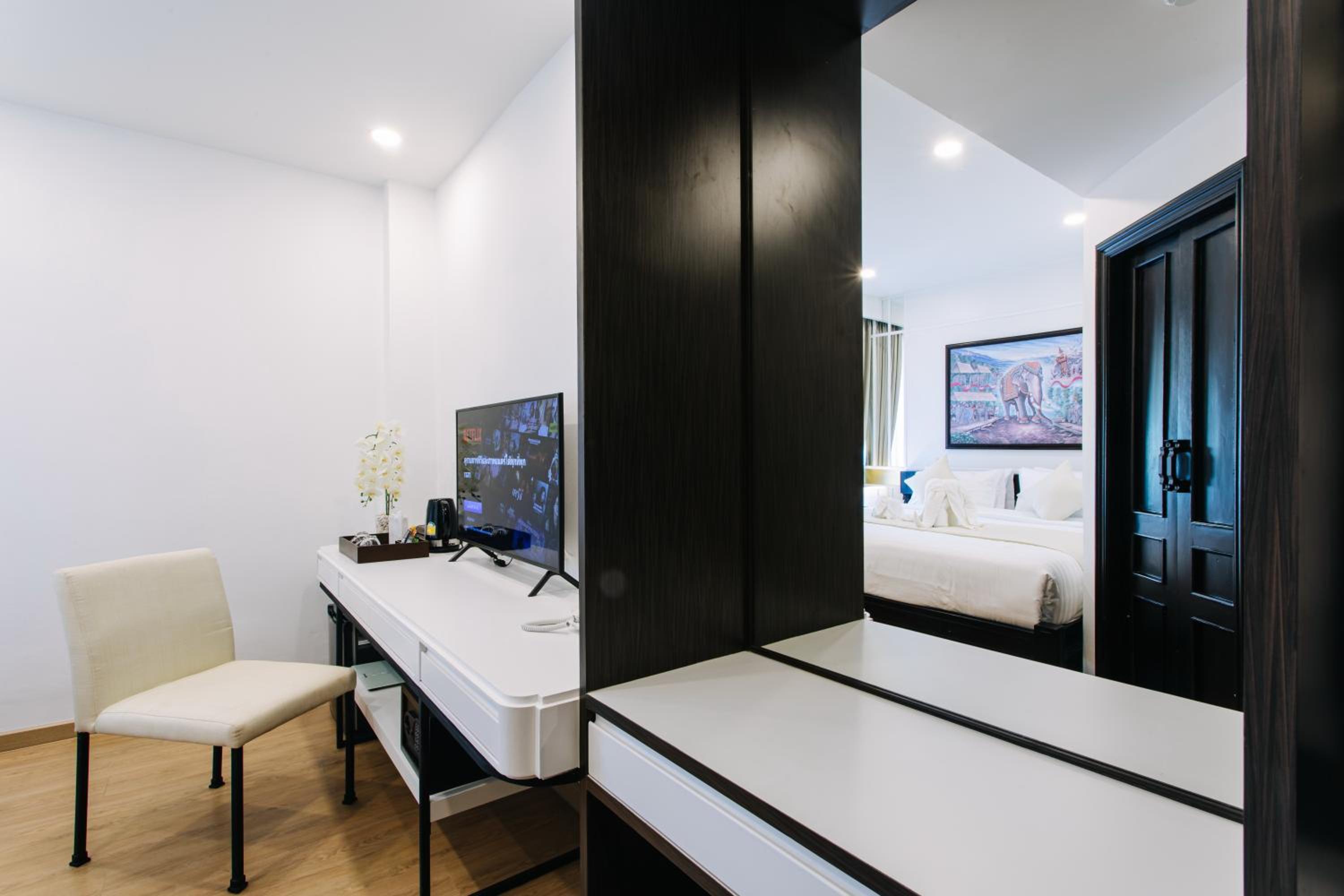 Deluxe Double Room with Balcony - Photo 2