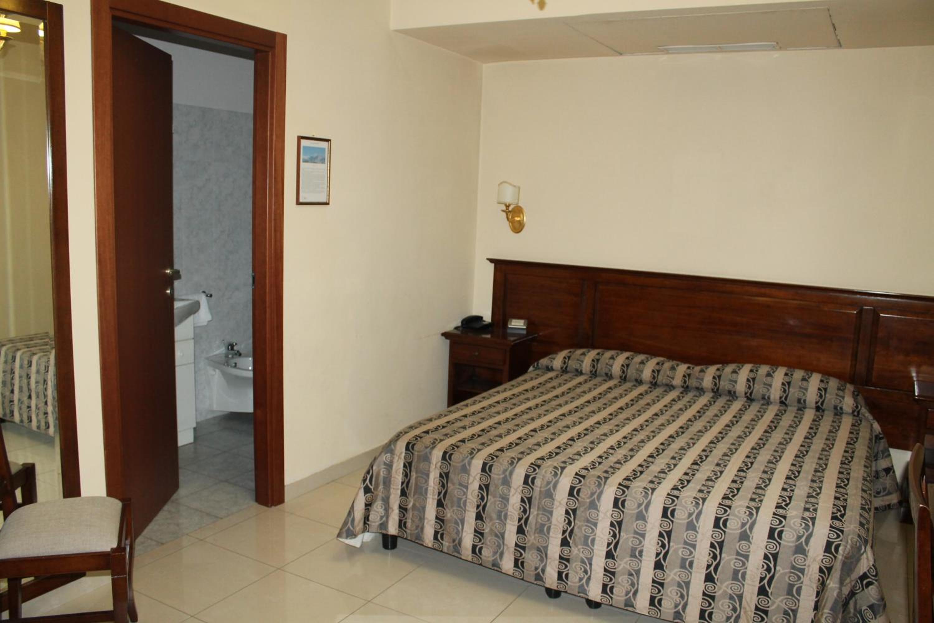 Double or Twin Room with Private Bathroom - Photo 6