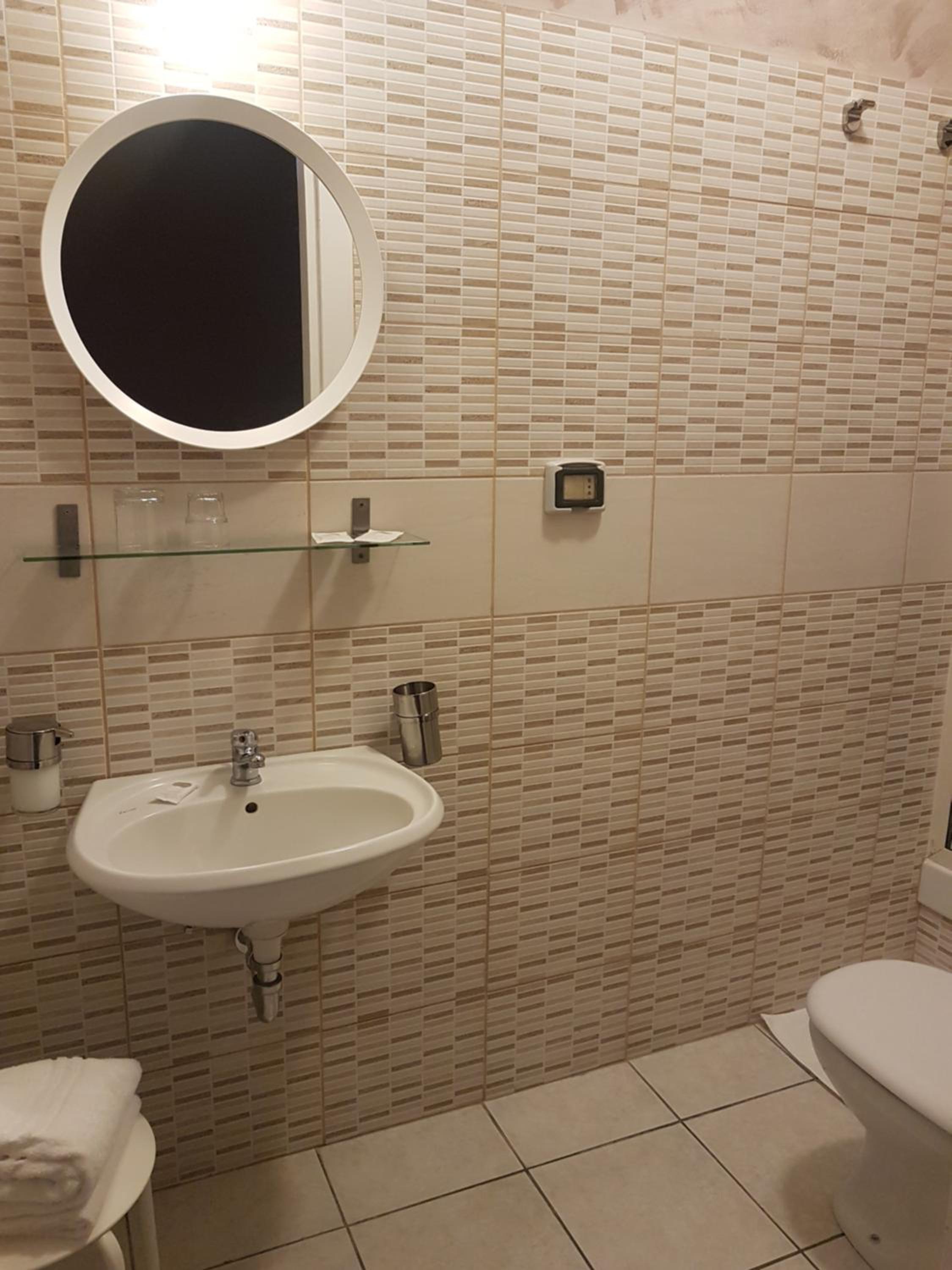 Double or Twin Room with Balcony - Photo 10