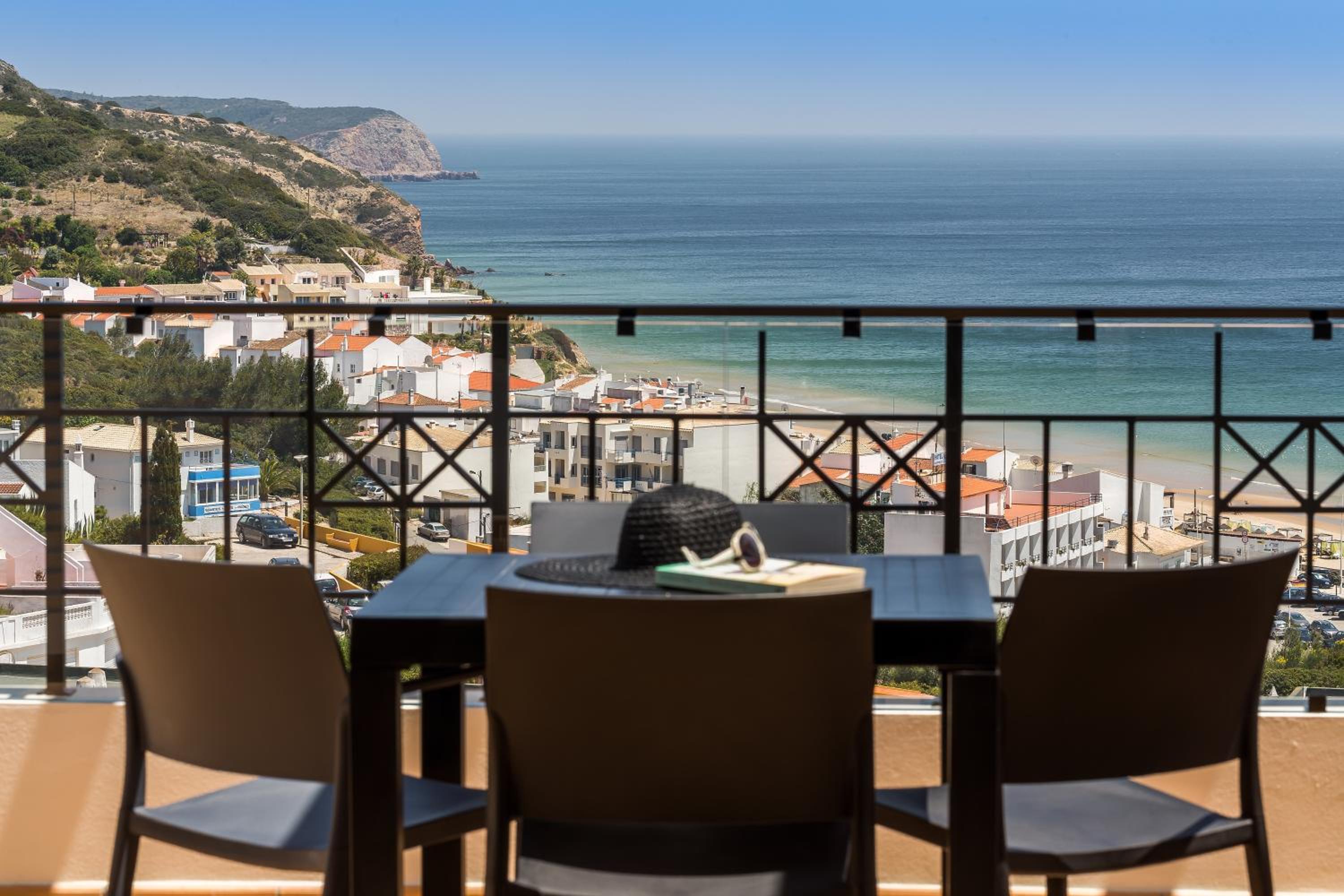 Three-Bedroom Townhouse with Sea View photo 2