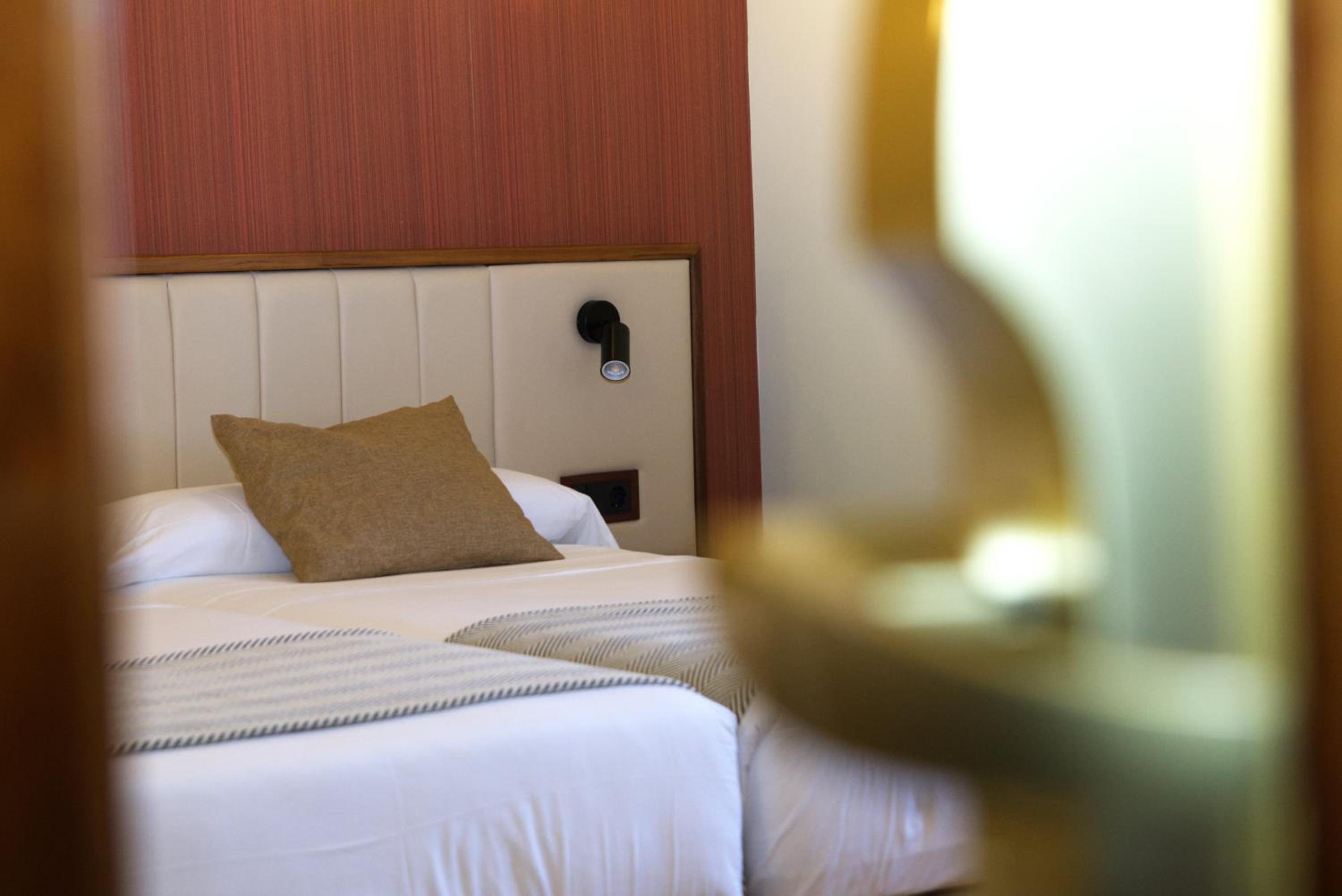 Twin Room with Extra Bed (2 Adults + 1 Child) photo 2