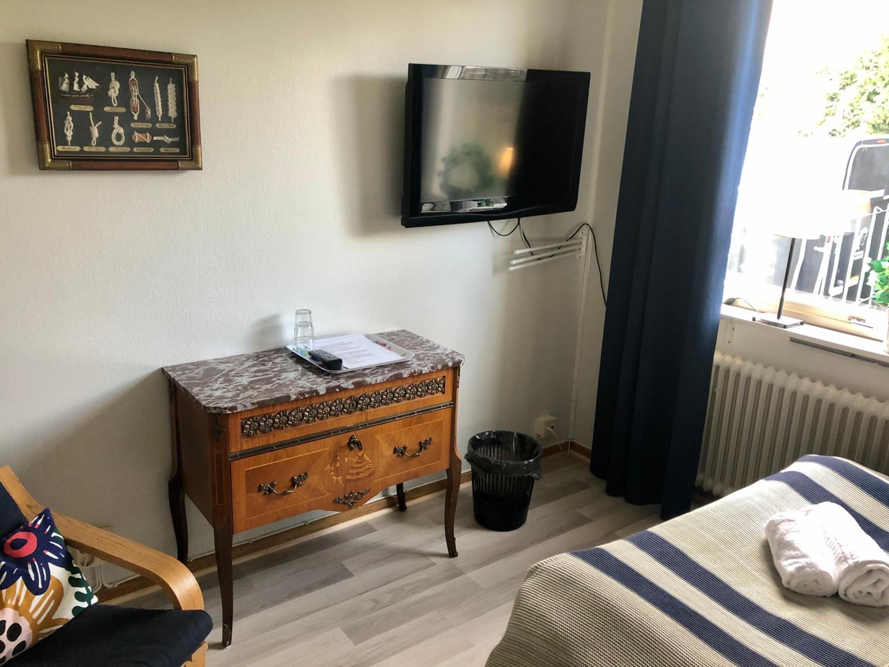 Double room with 55 in double bed with shared WC and shower photo 1