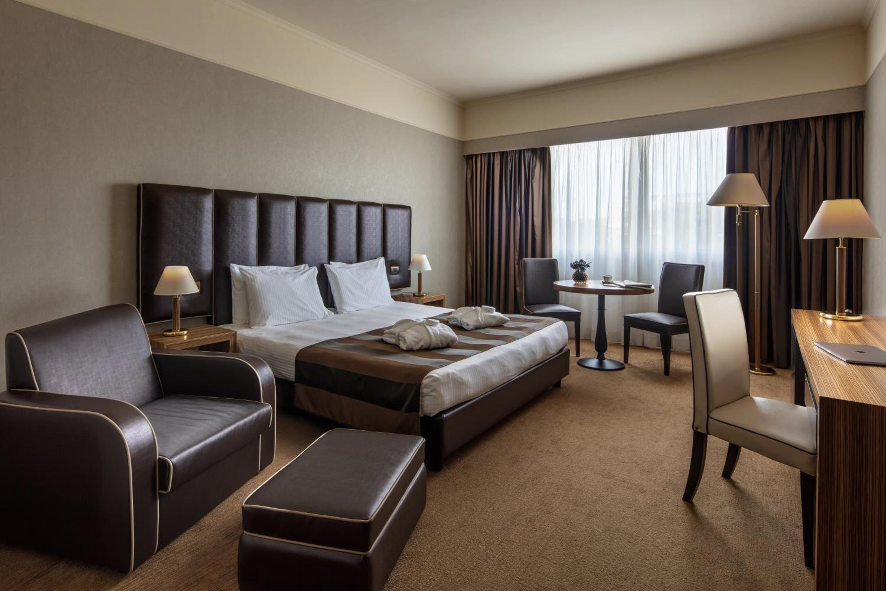 Premium King Room - Photo 4