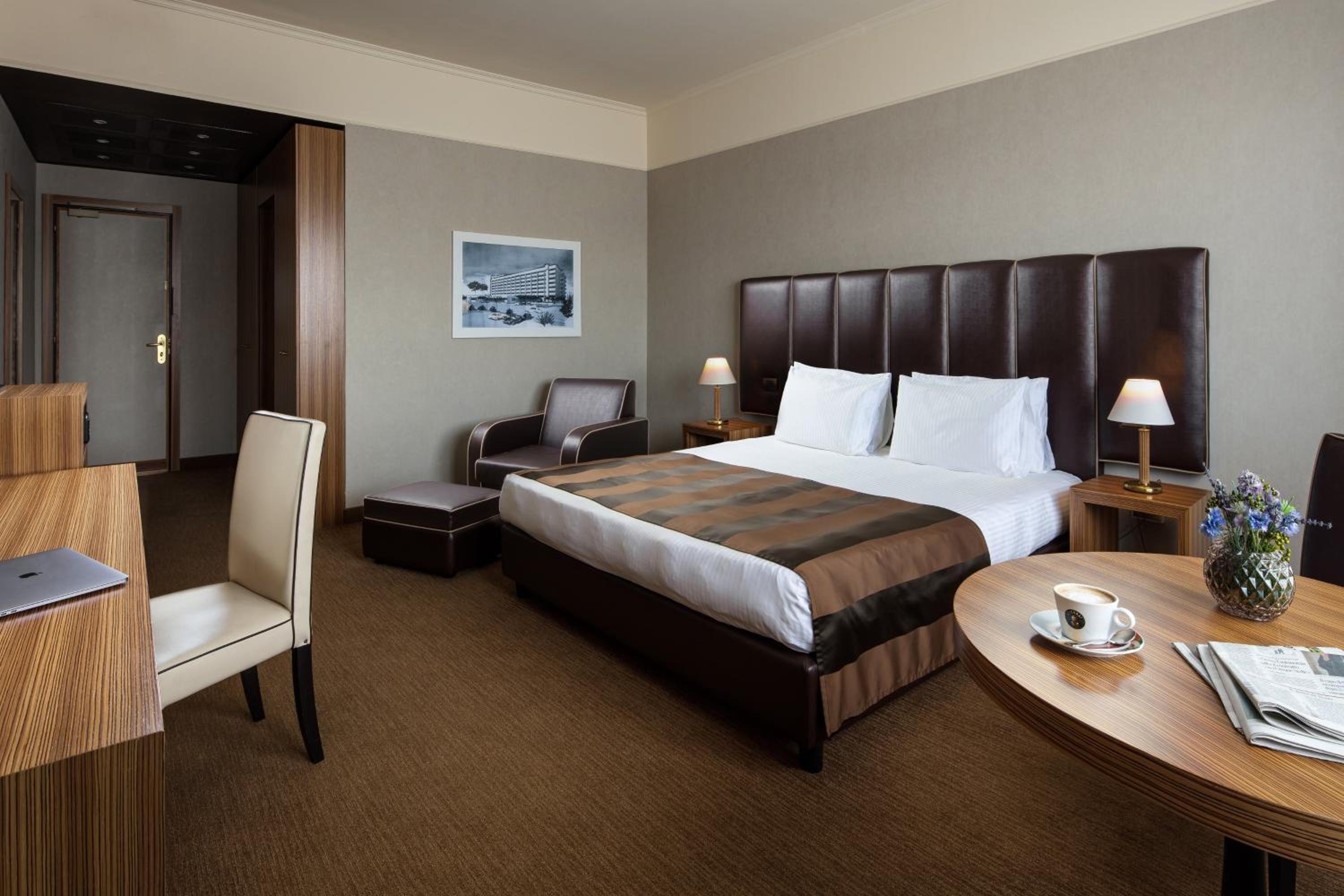 Premium King Room - Photo 1