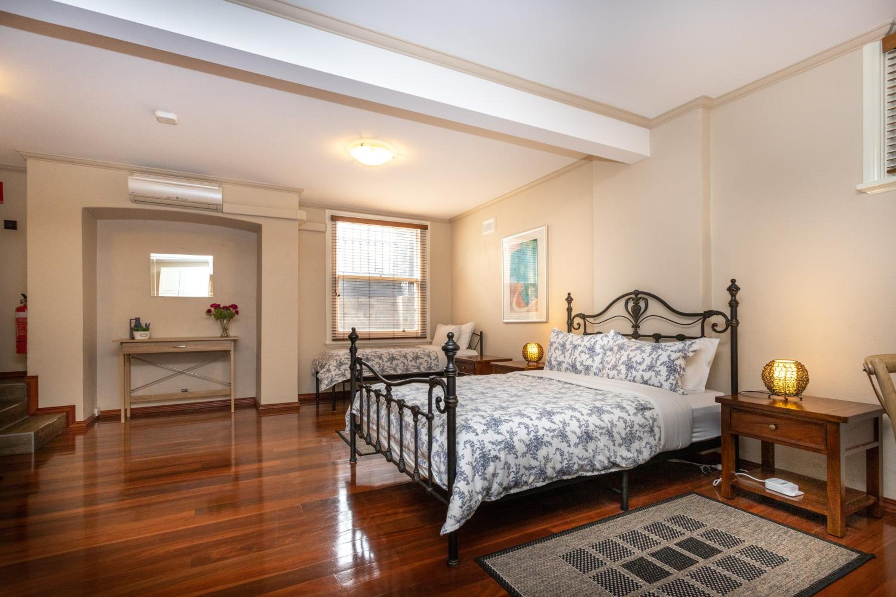 Down Under Queen Suite photo 3