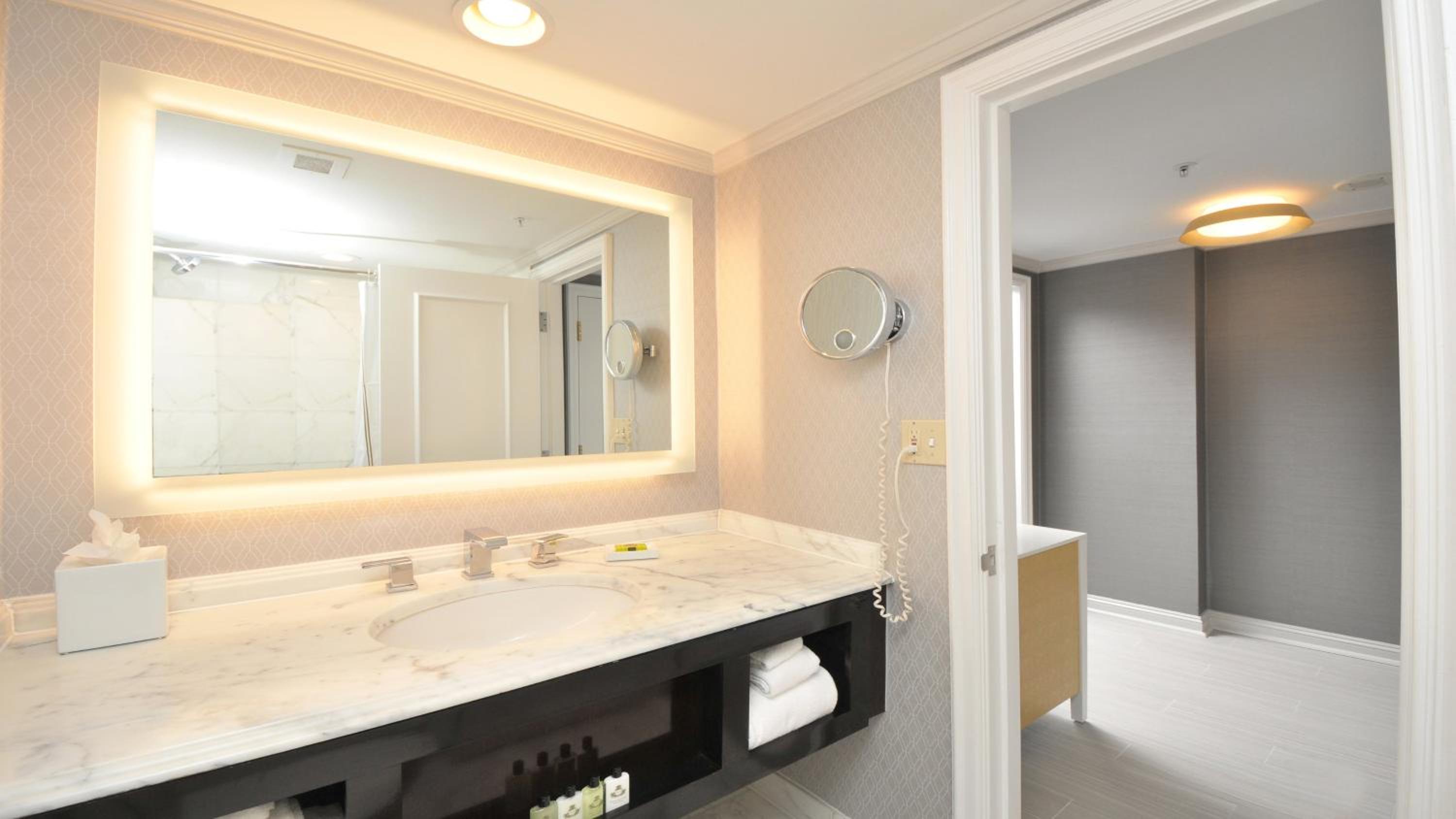 Classic King Room with Balcony - Photo 4