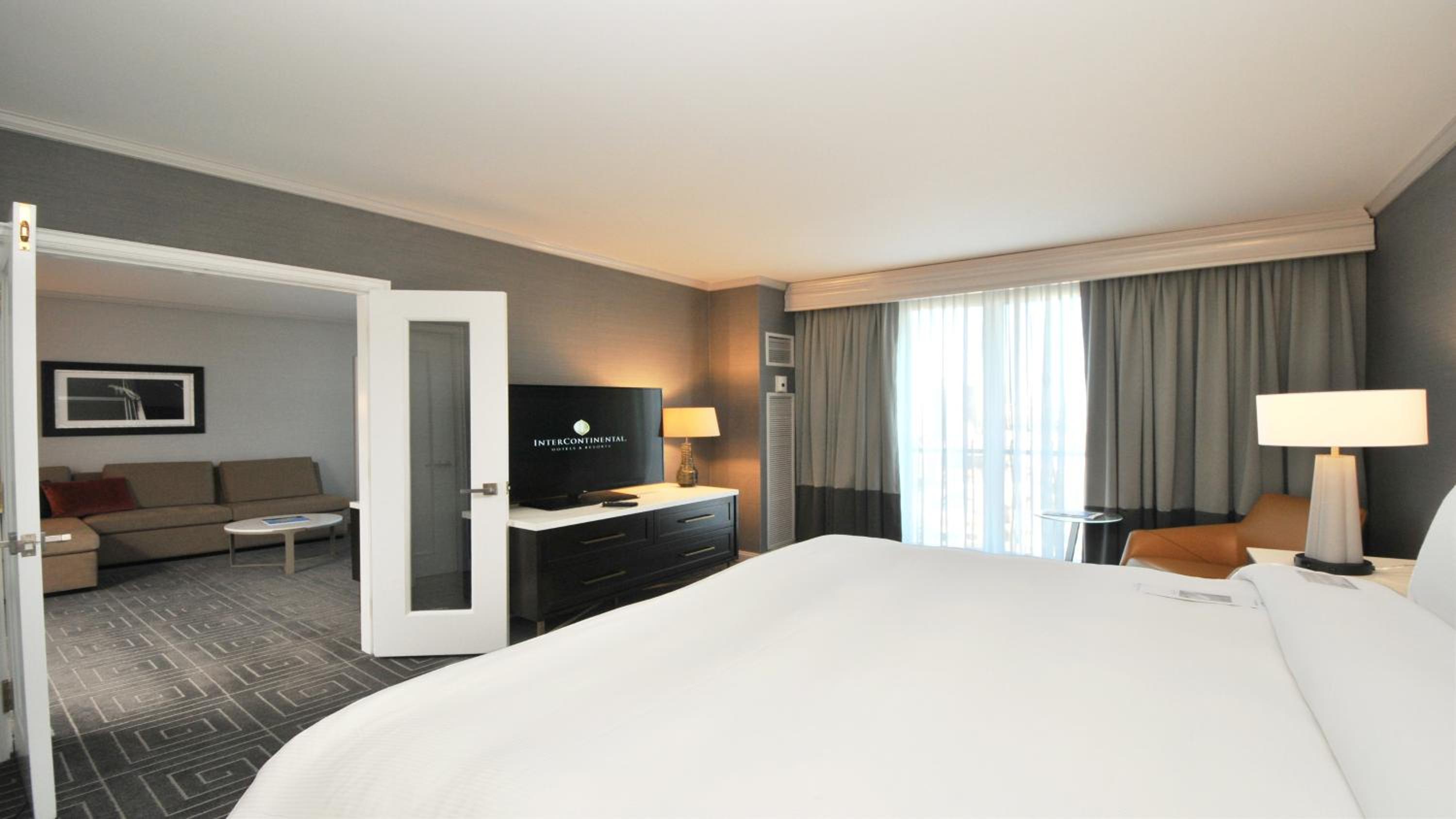 Junior King Suite with Balcony - Photo 8