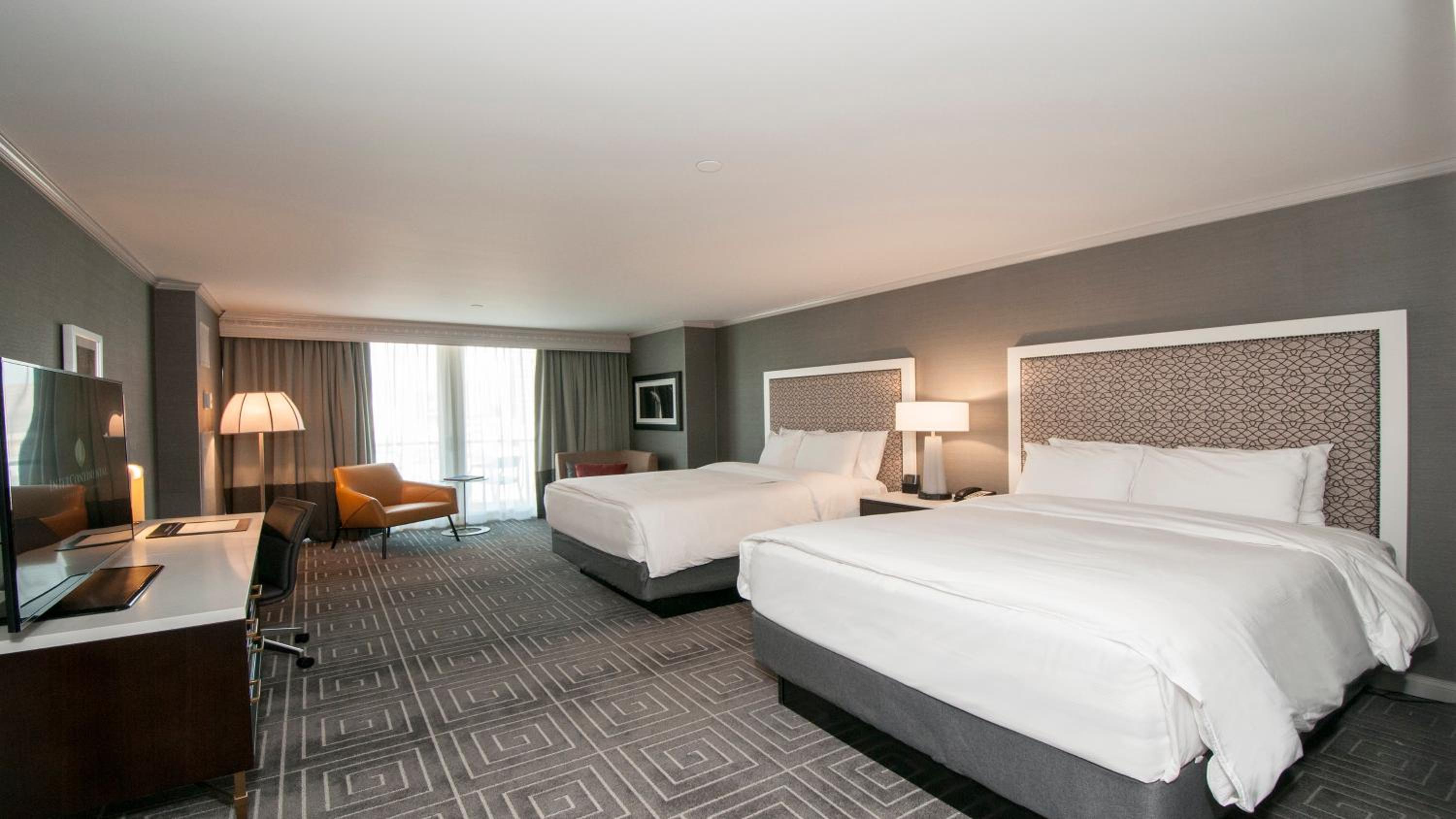 Classic Double Room with Two Double Beds, Balcony and Plaza View - Photo 4