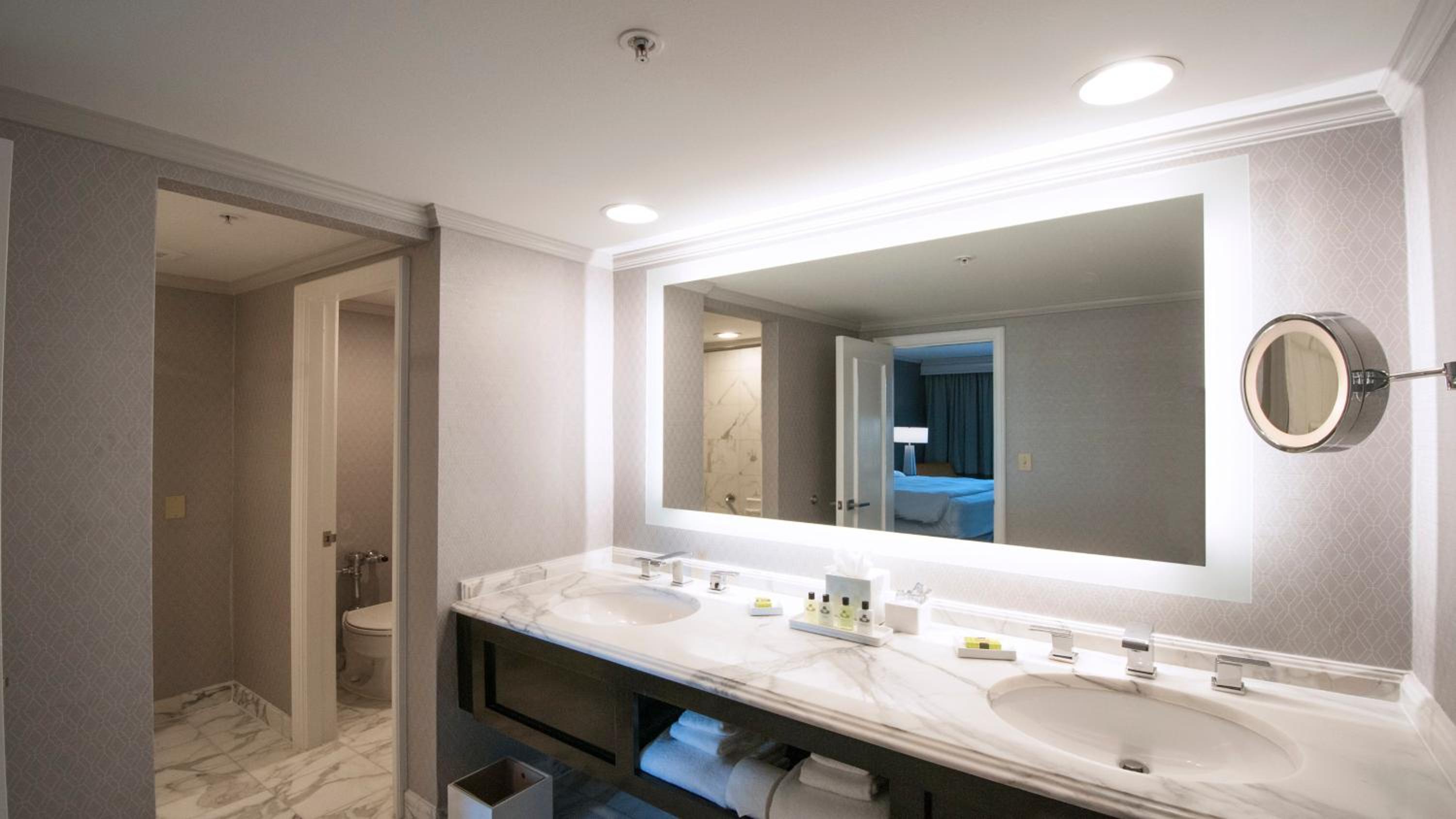 King Suite with Balcony and Plaza View - Photo 7