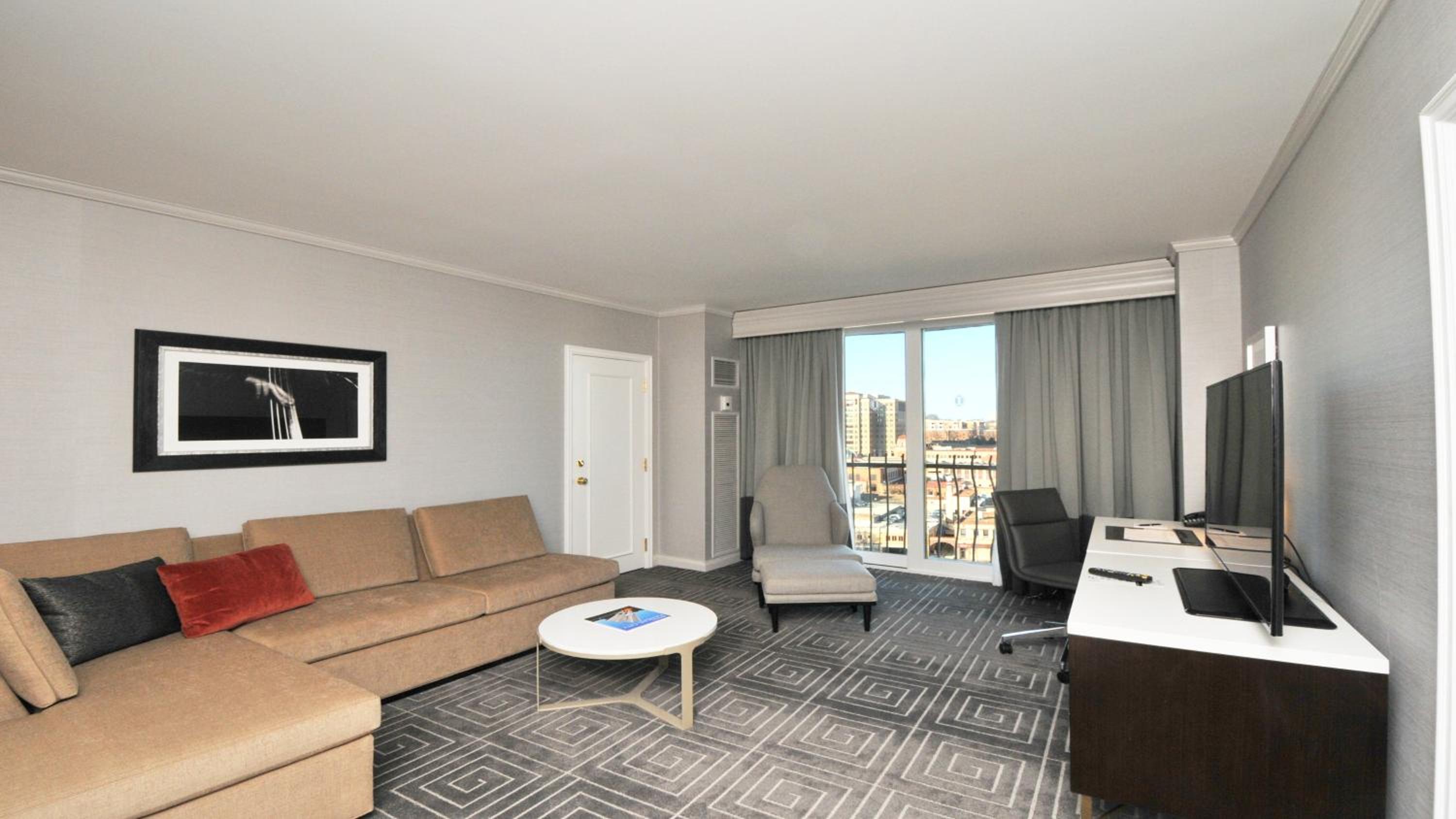 Junior King Suite with Balcony - Photo 5