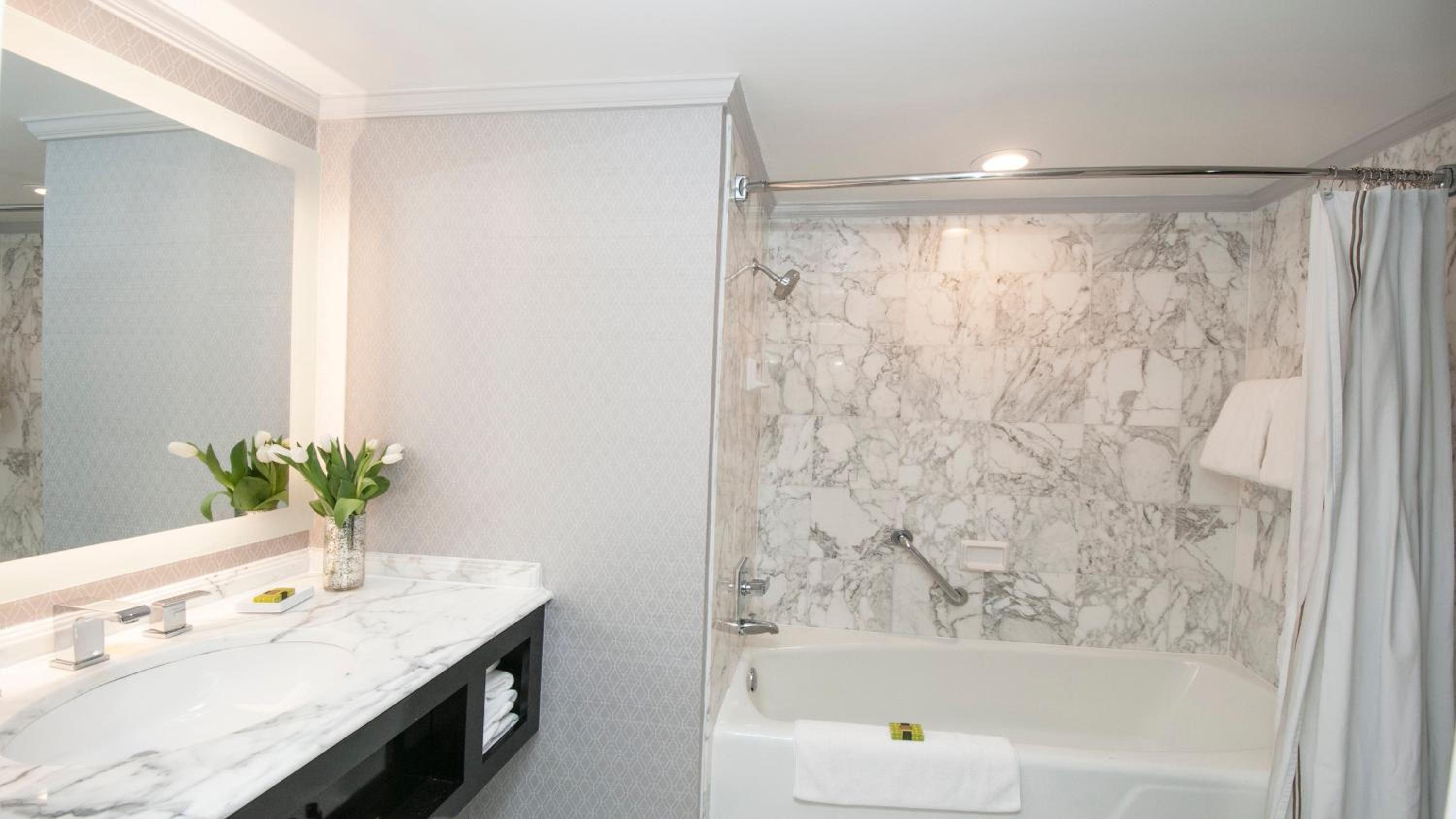 Classic King Room with Plaza View and Balcony - Photo 4