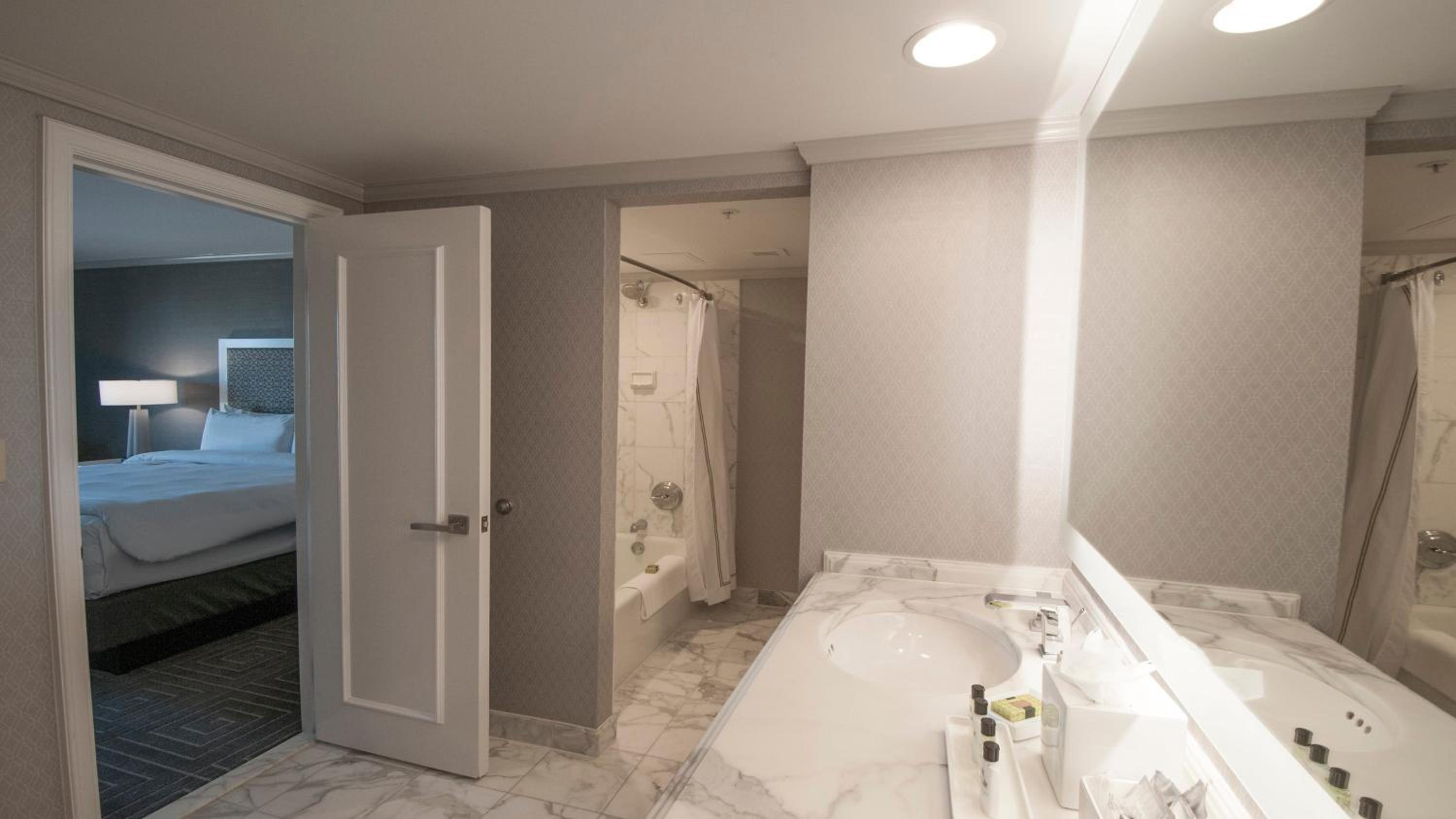Junior King Suite with Balcony - Photo 7