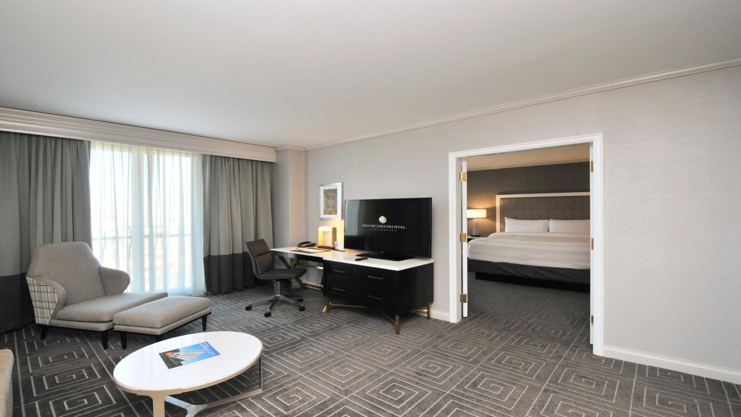 Junior King Suite with Balcony - Photo 6