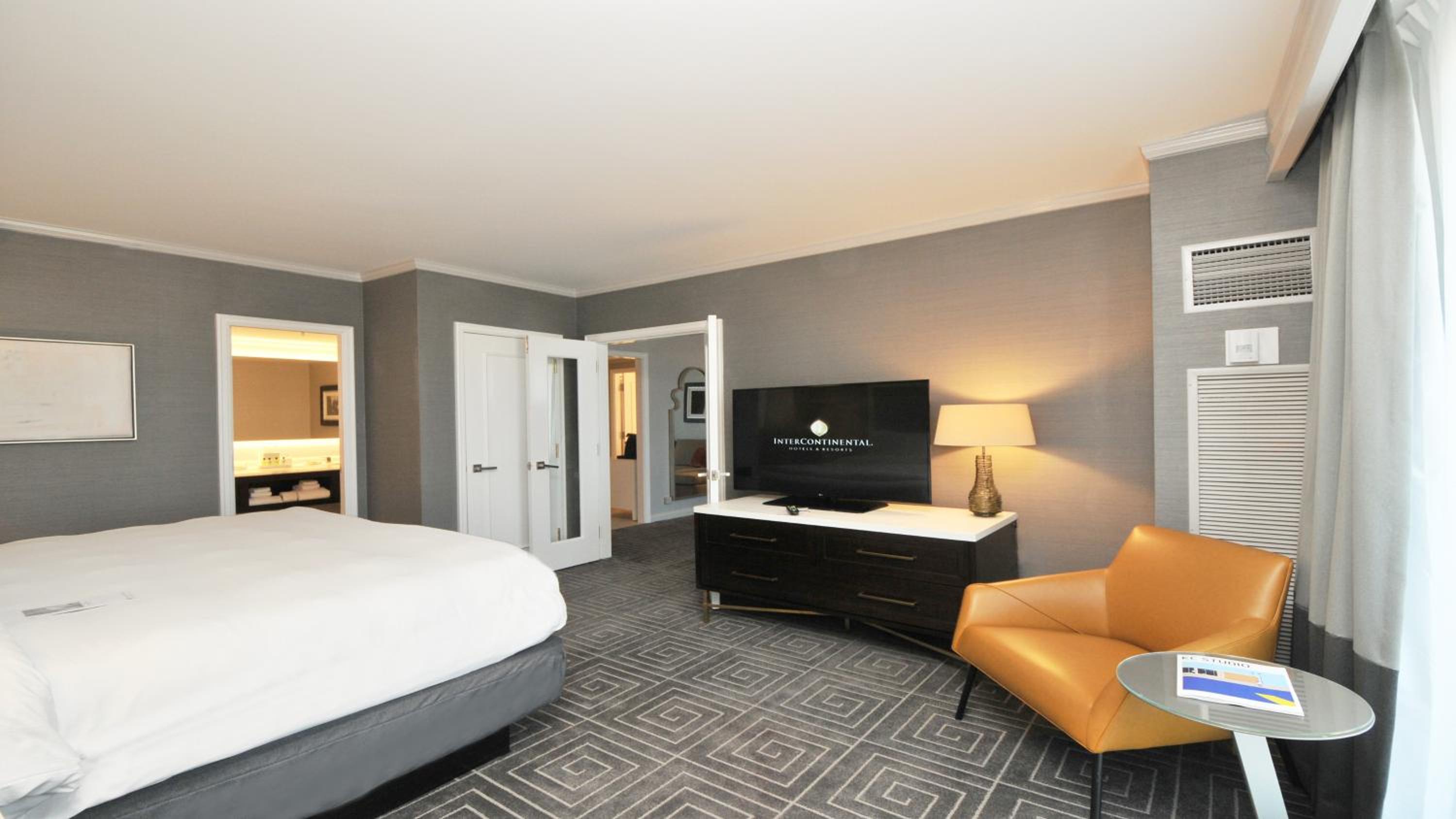 Junior King Suite with Balcony - Photo 9