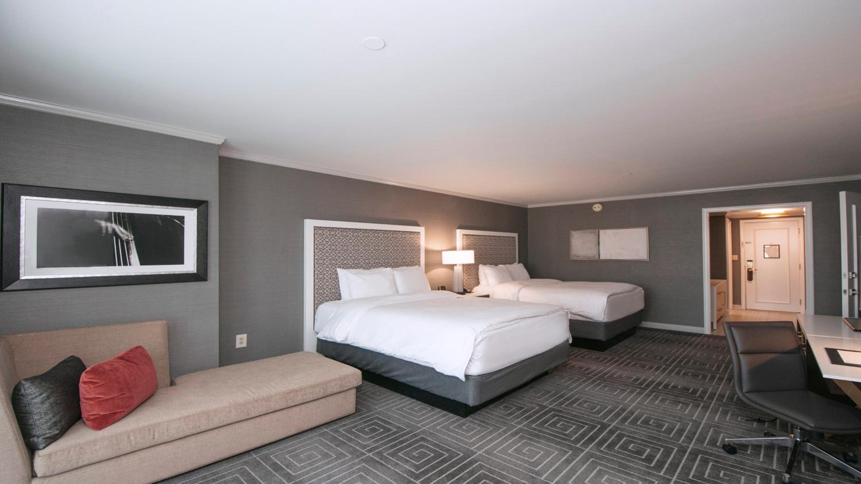Premium Queen Room with Two Queen Beds and Balcony - Plaza View - Photo 1