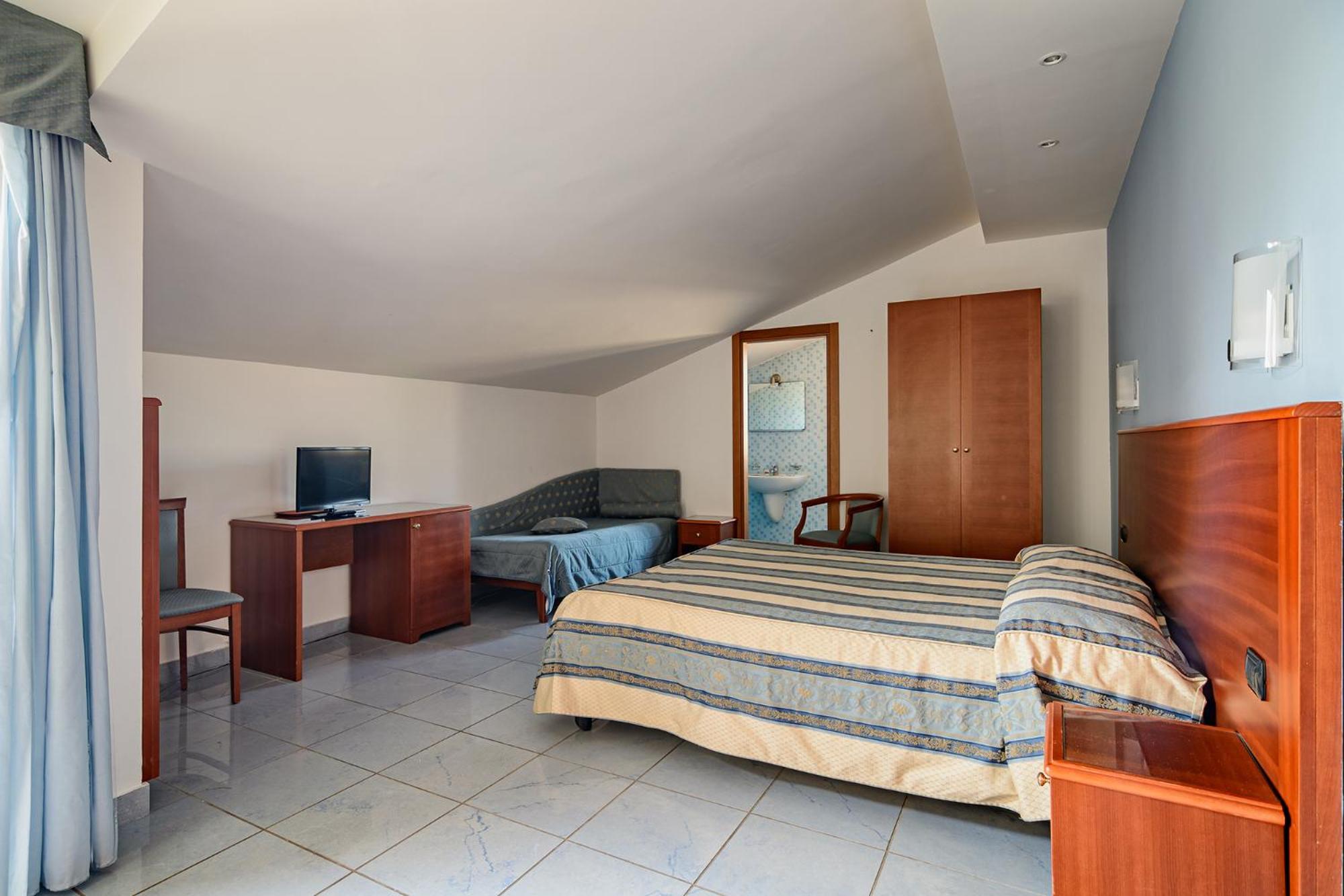 Economy Triple Room