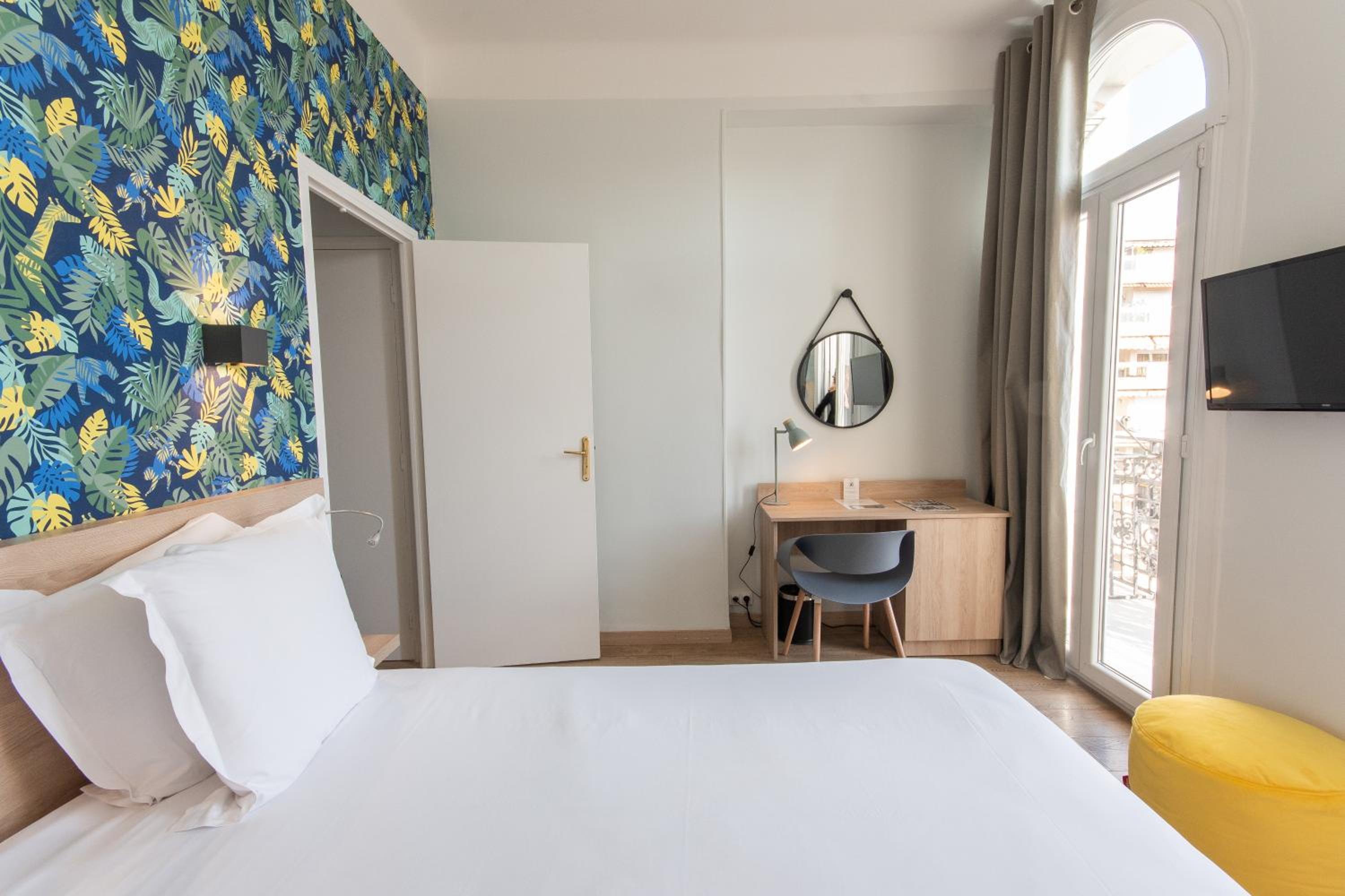 Superior Double Room with Balcony - Photo 12