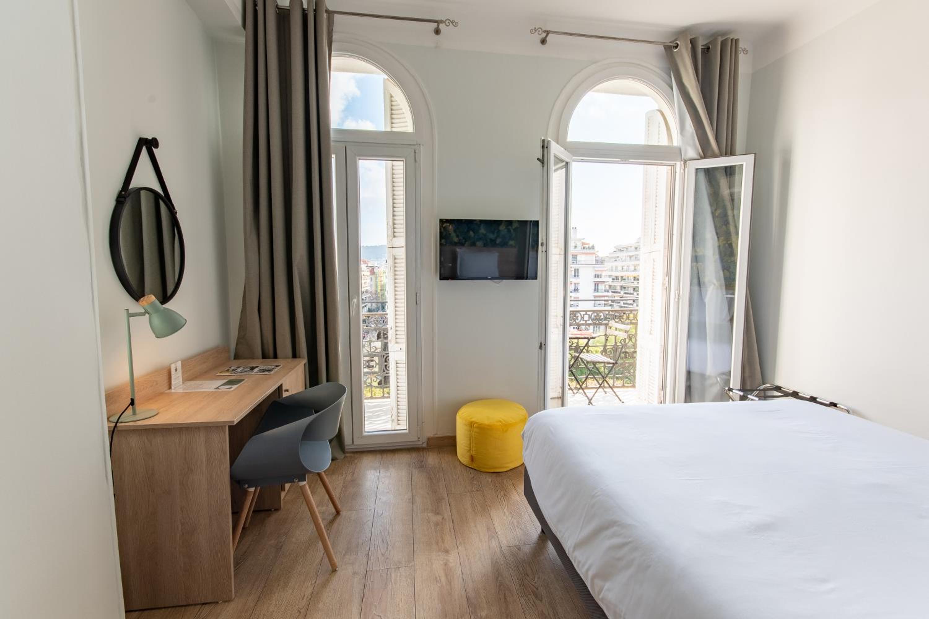 Superior Double Room with Balcony - Photo 9