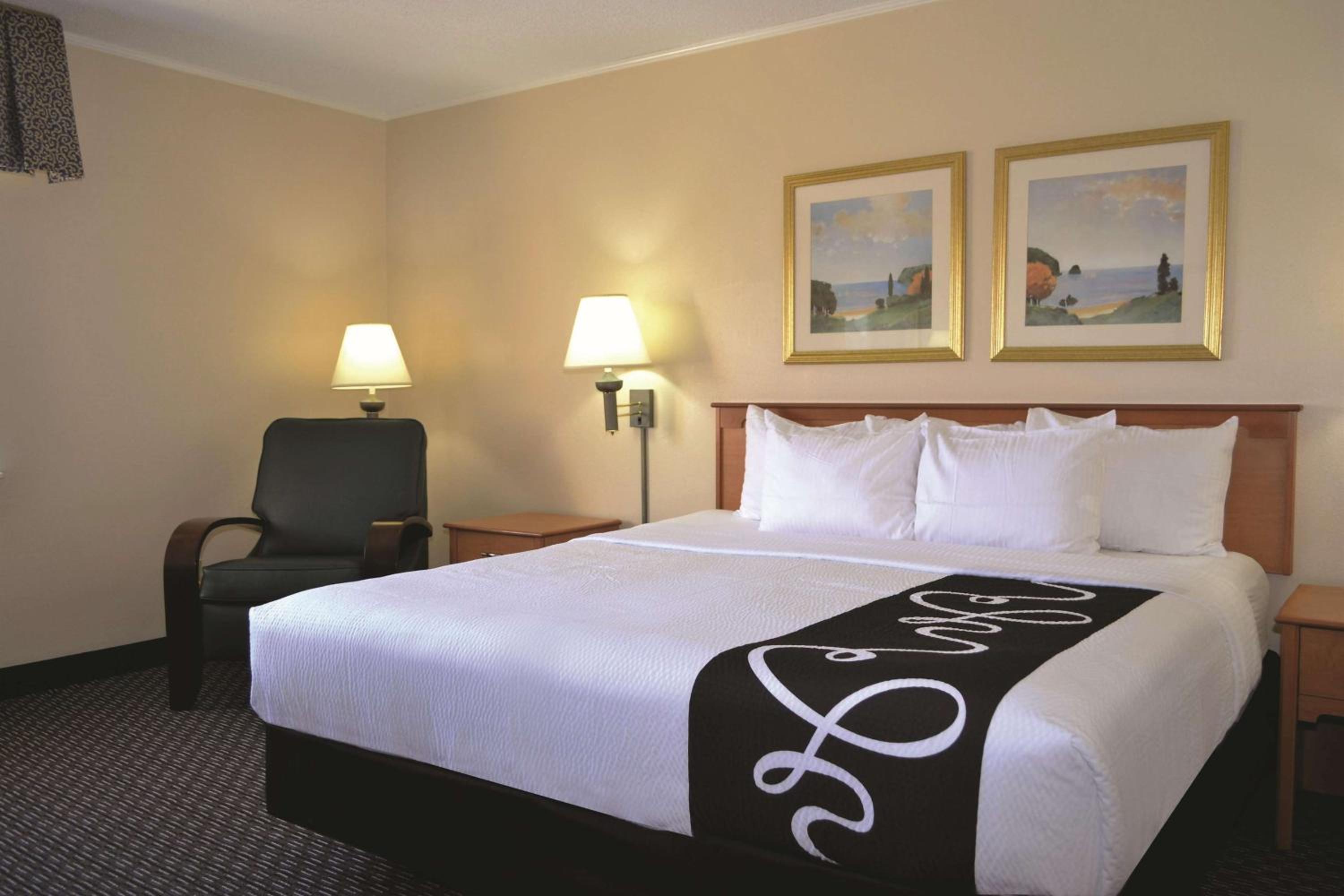 King Room - Non-Smoking - Photo 5