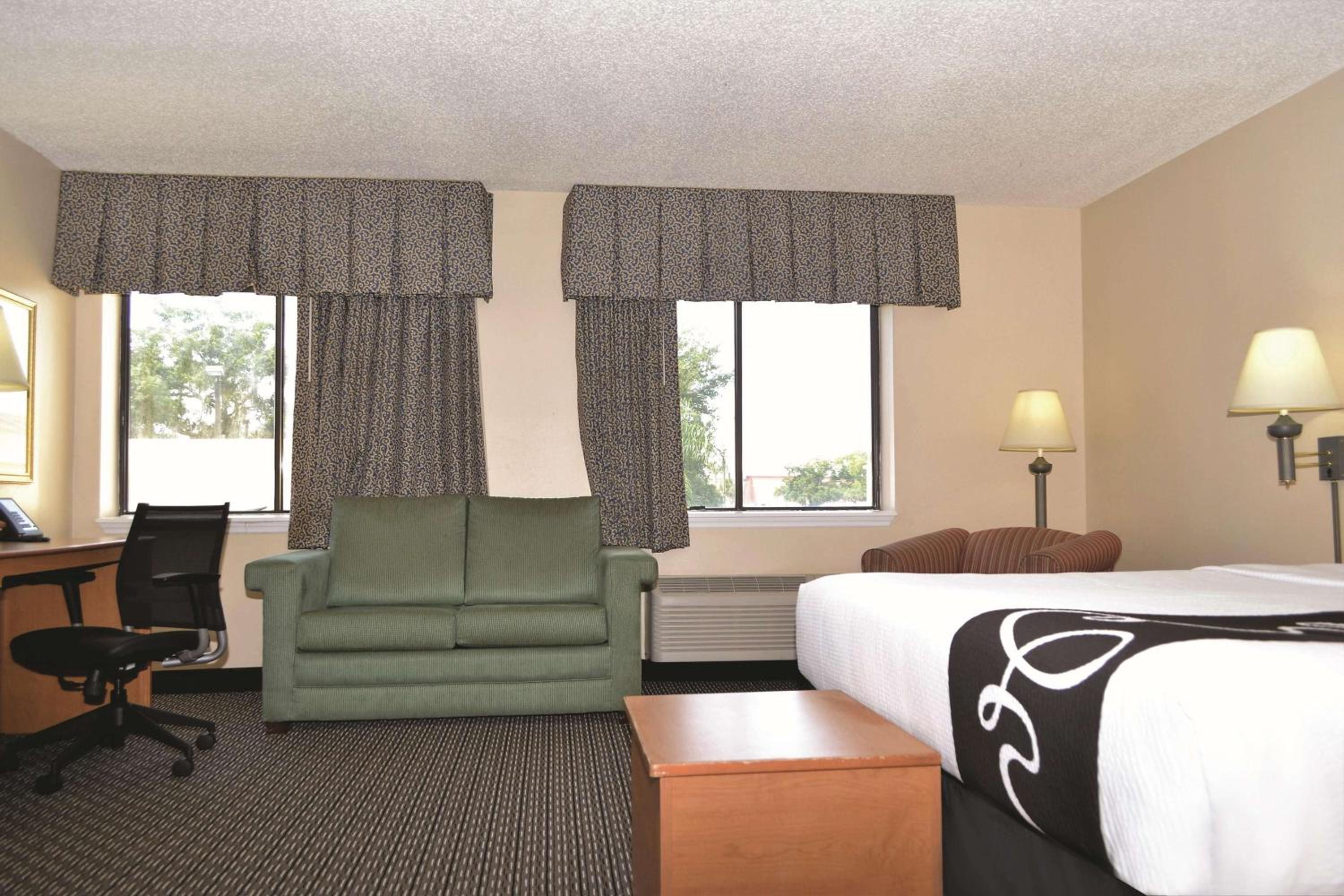 Deluxe King Studio Suite - Non-Smoking - Photo 9