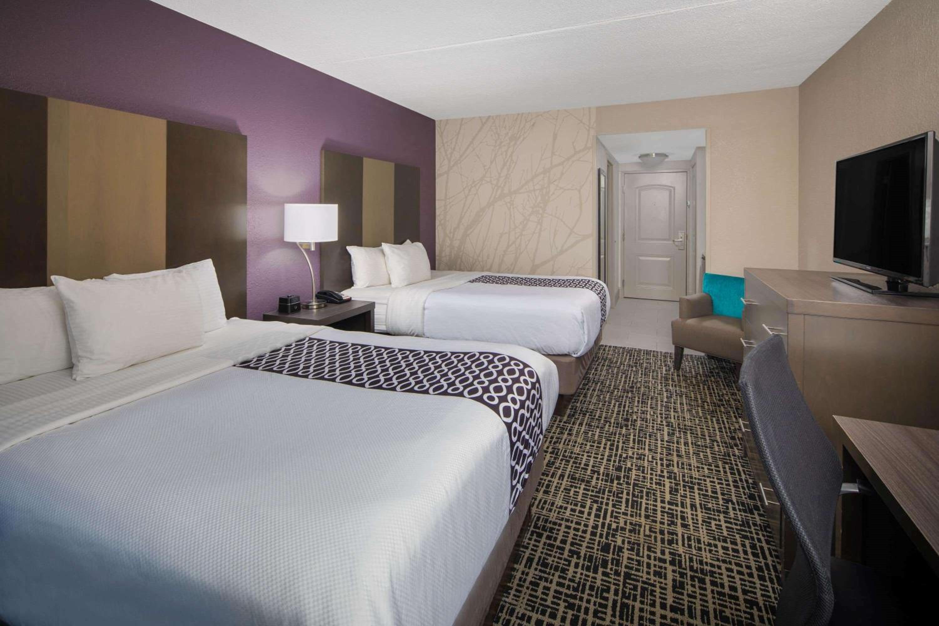 Queen Room with Two Queen Beds - Photo 5