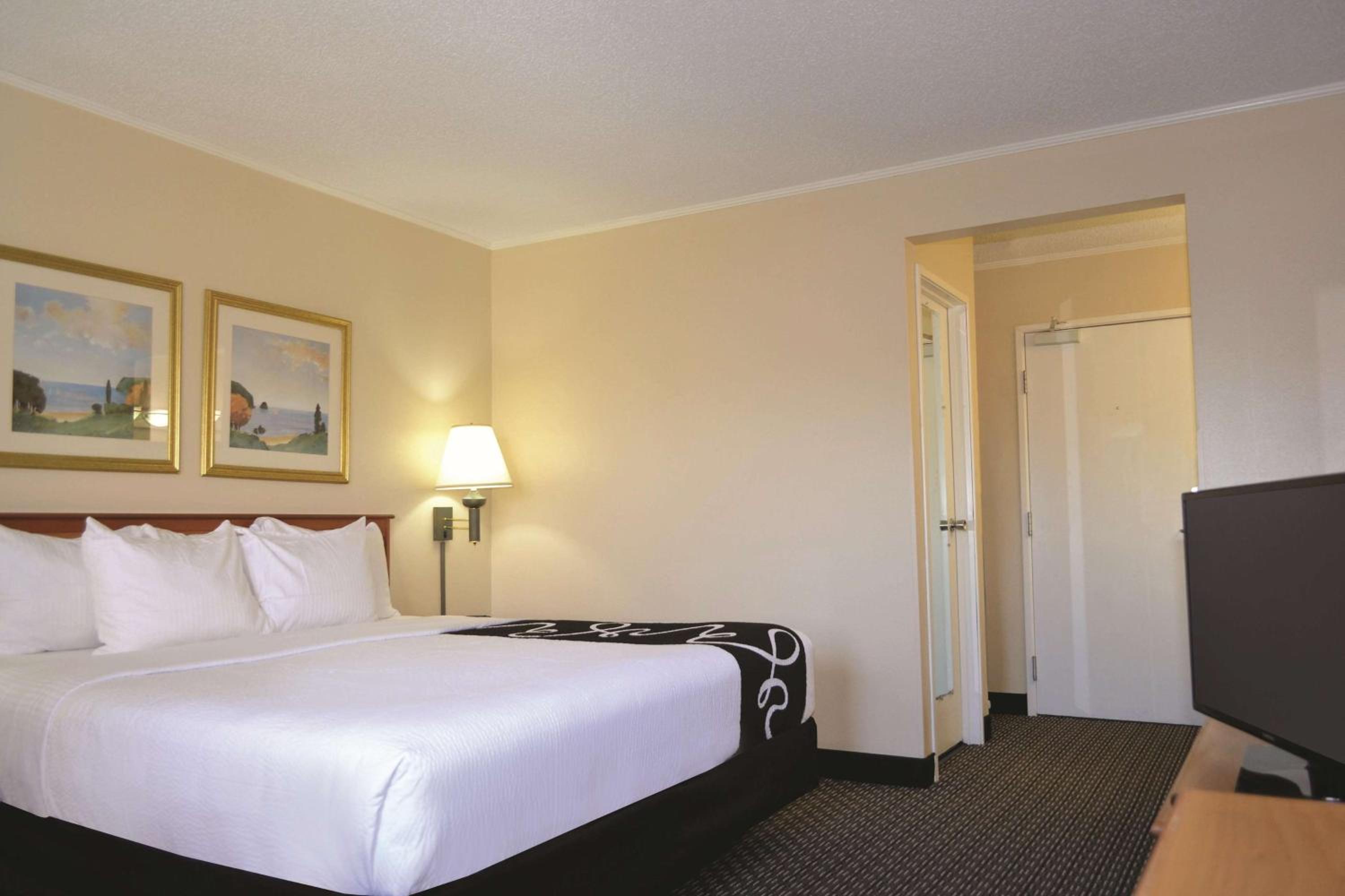 King Room - Non-Smoking - Photo 4