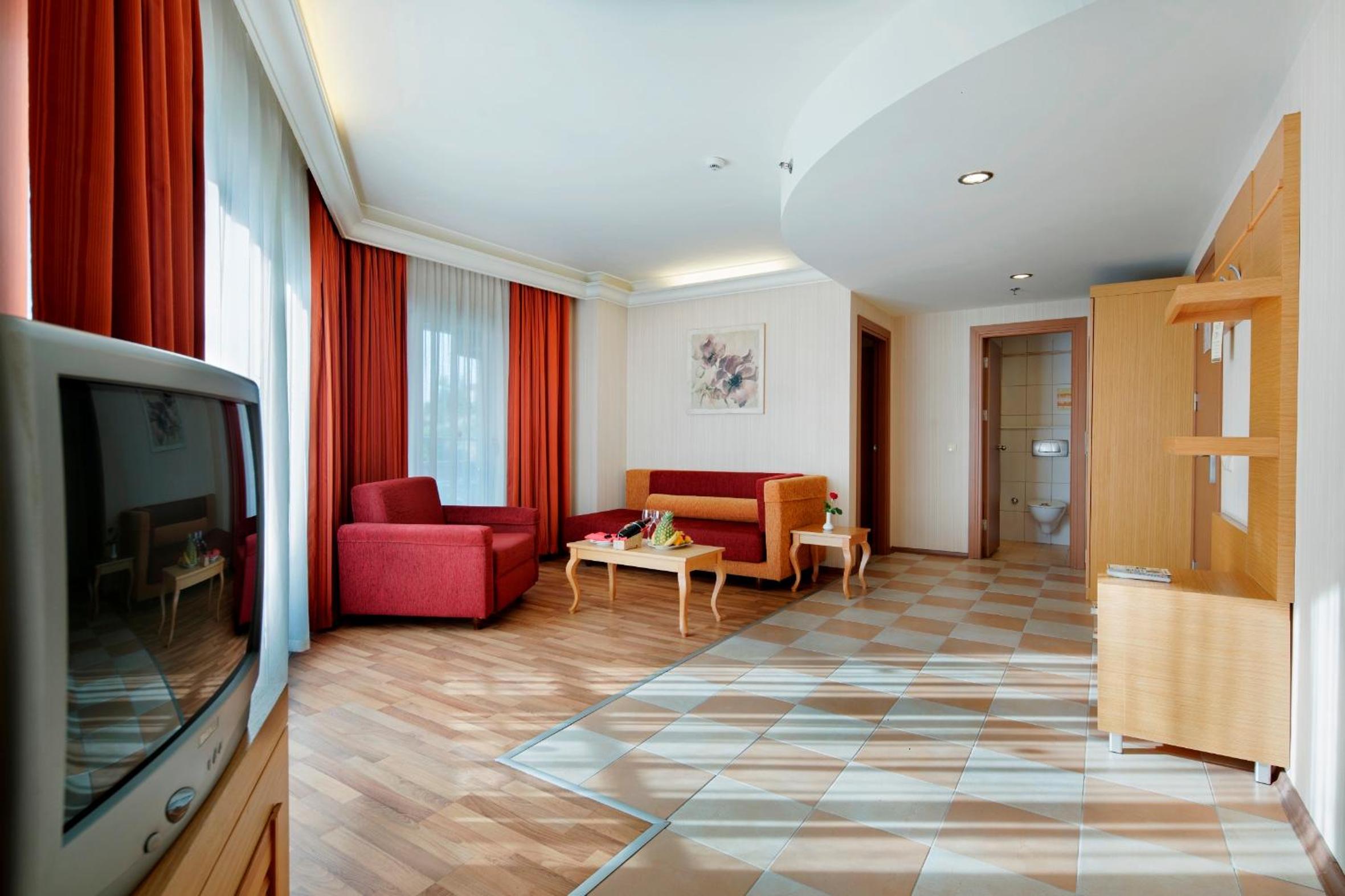 Family Room thumbnail 5