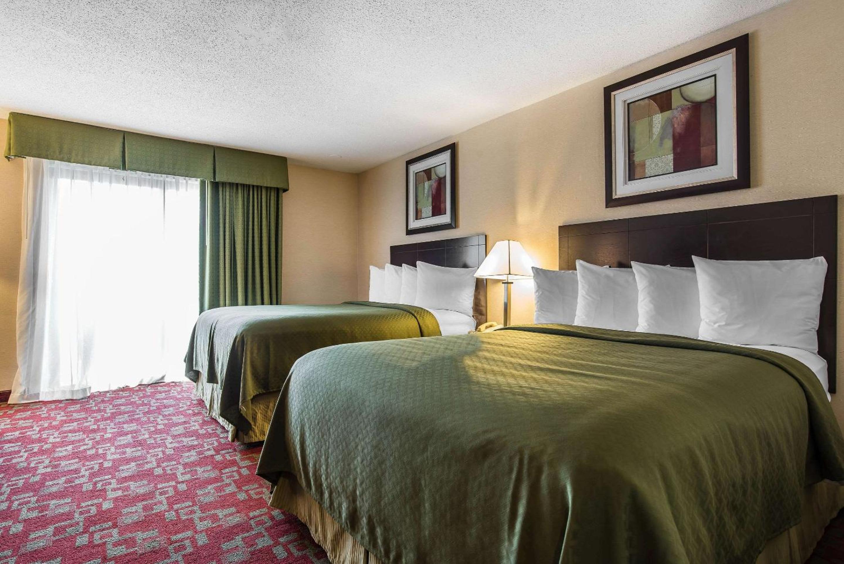 Queen Room with Two Queen Beds - Non-Smoking photo 3
