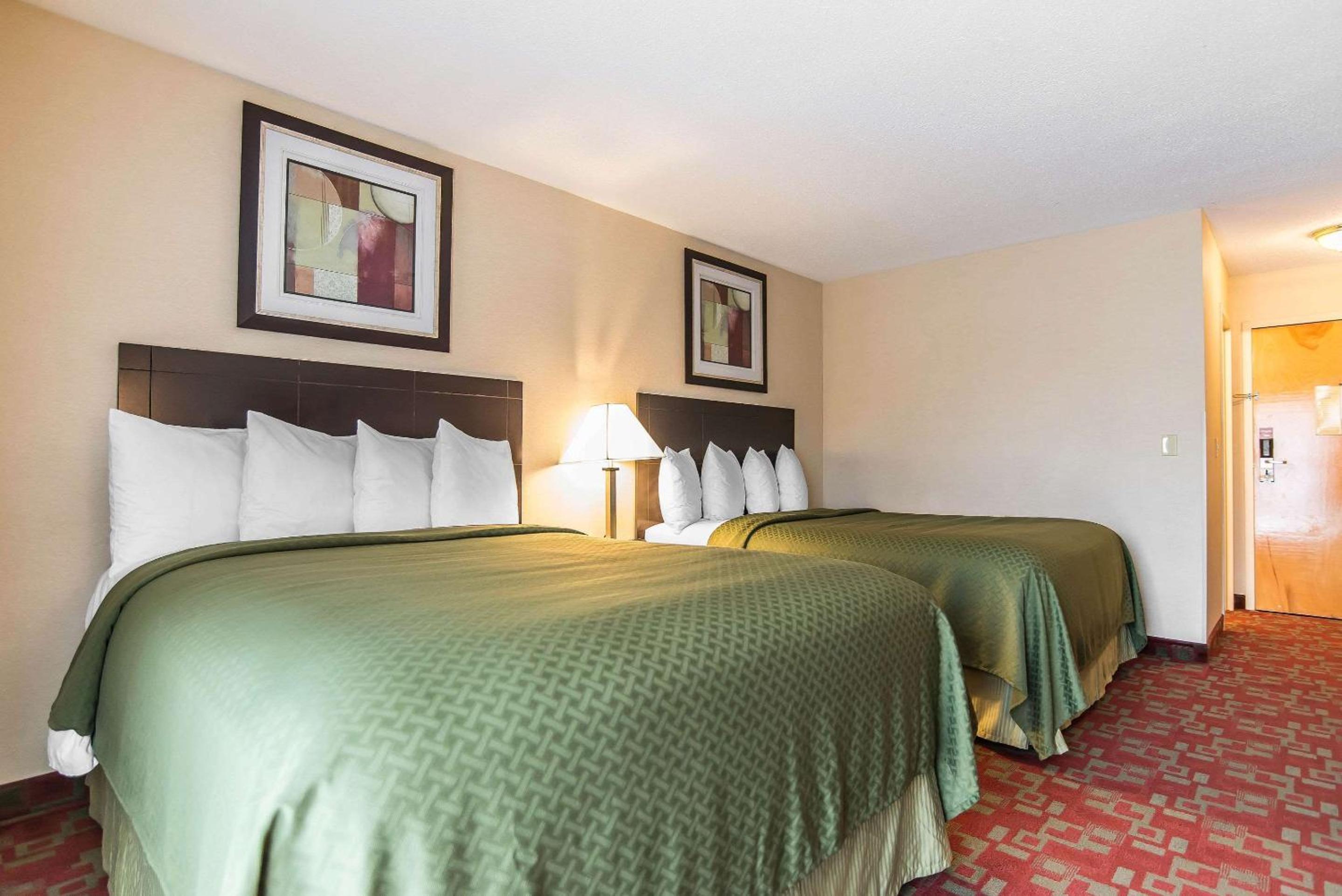 Queen Room with Two Queen Beds - Non-Smoking photo 2