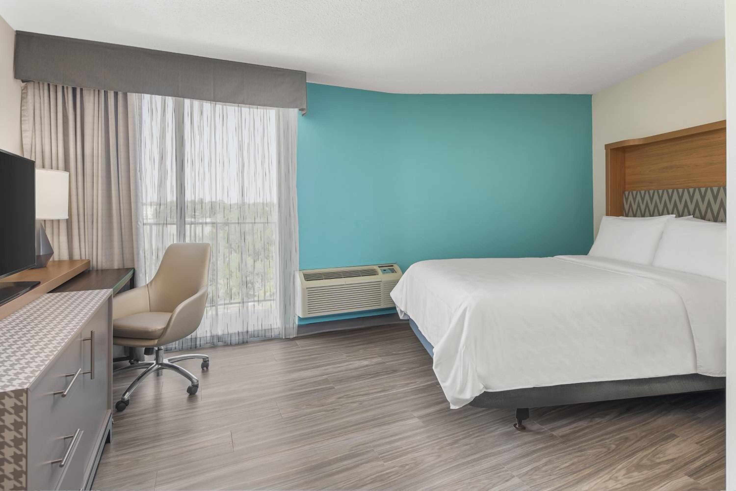 Standard Double Room with Roll In Shower - Mobility Accessible - Photo 3