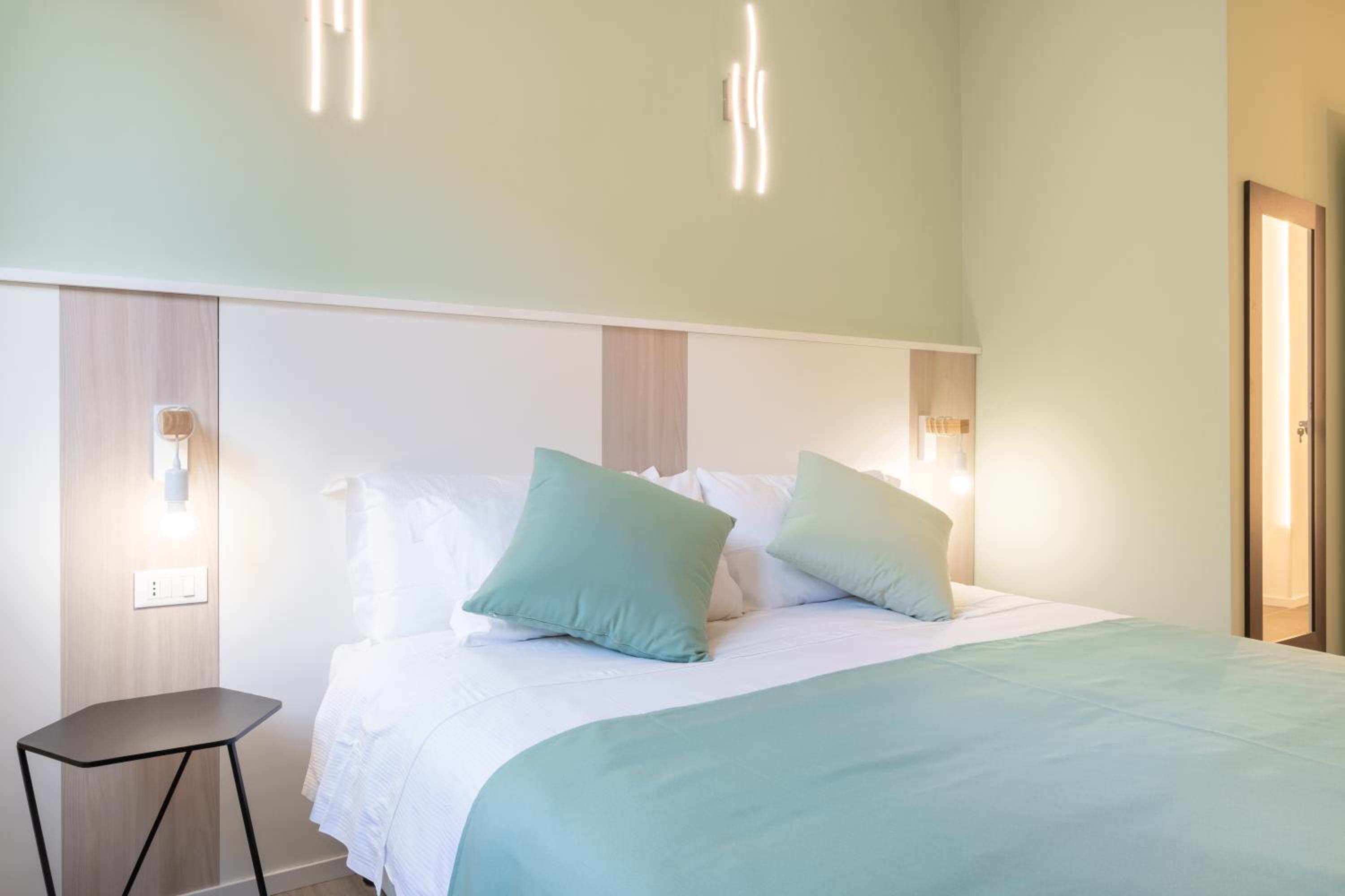 Deluxe Double or Twin Room - Photo 9