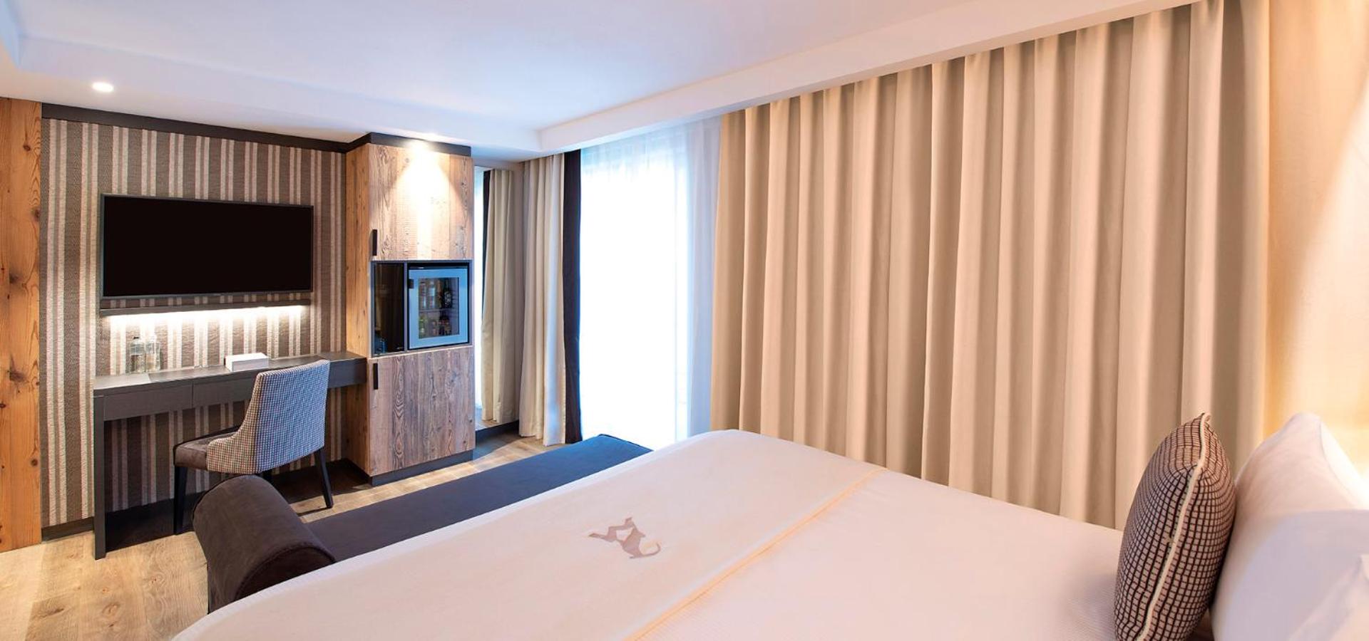 Deluxe Room (2 Adults + 1 Child)