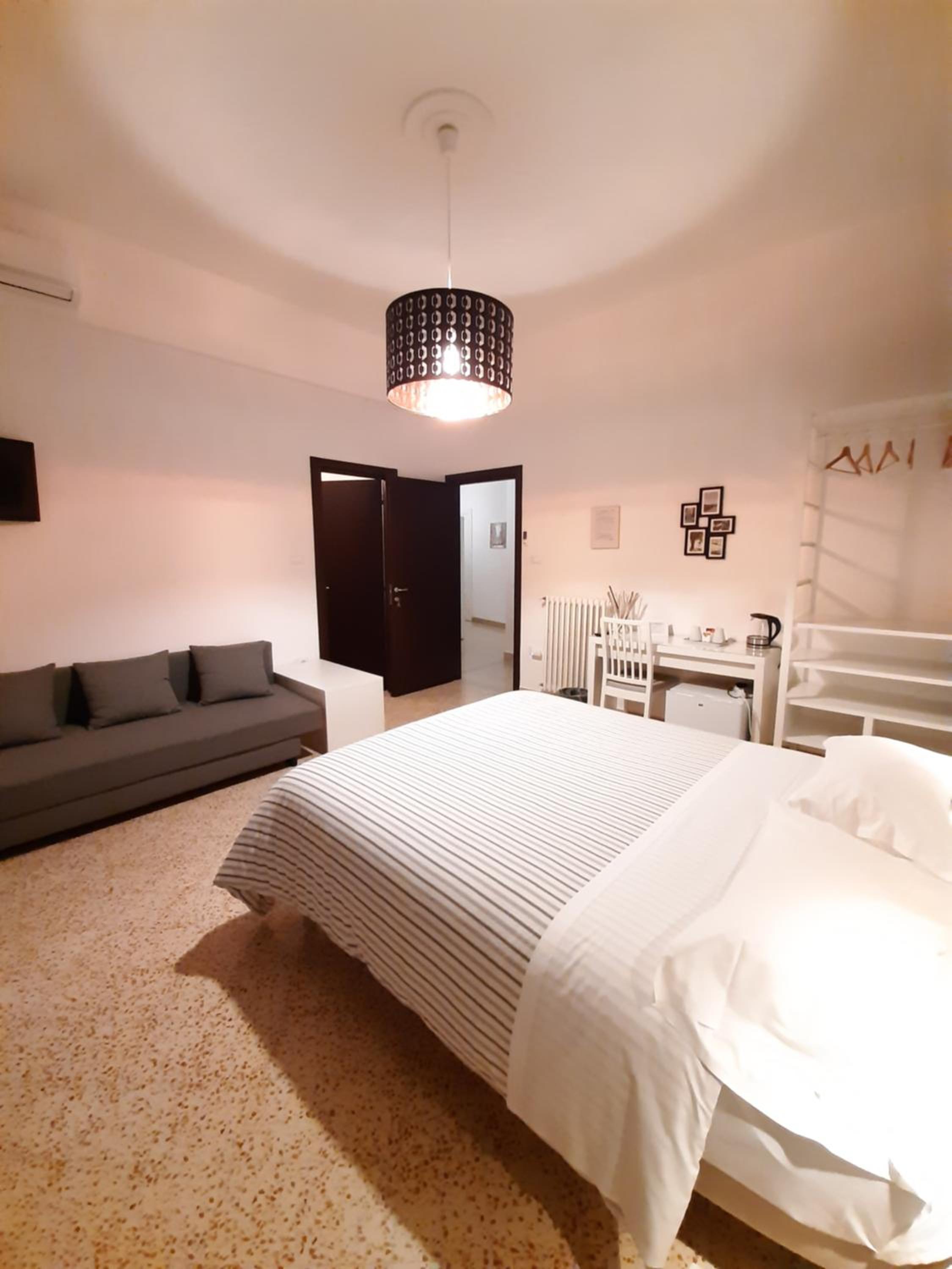 Quadruple Room with Private Bathroom - Photo 20