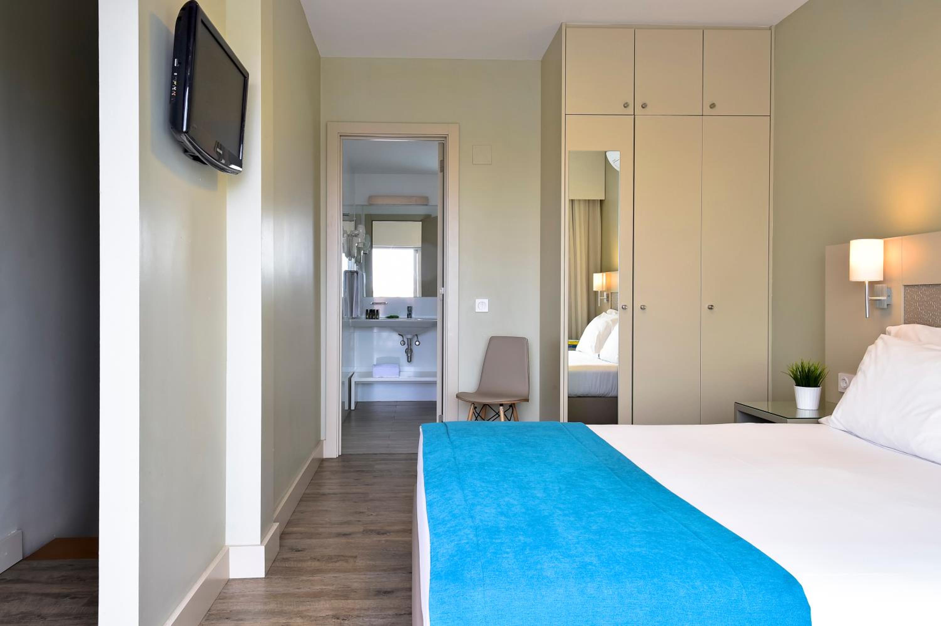 Premium Duplex One Bedroom Apartment with Balcony and Pool View - Photo 8