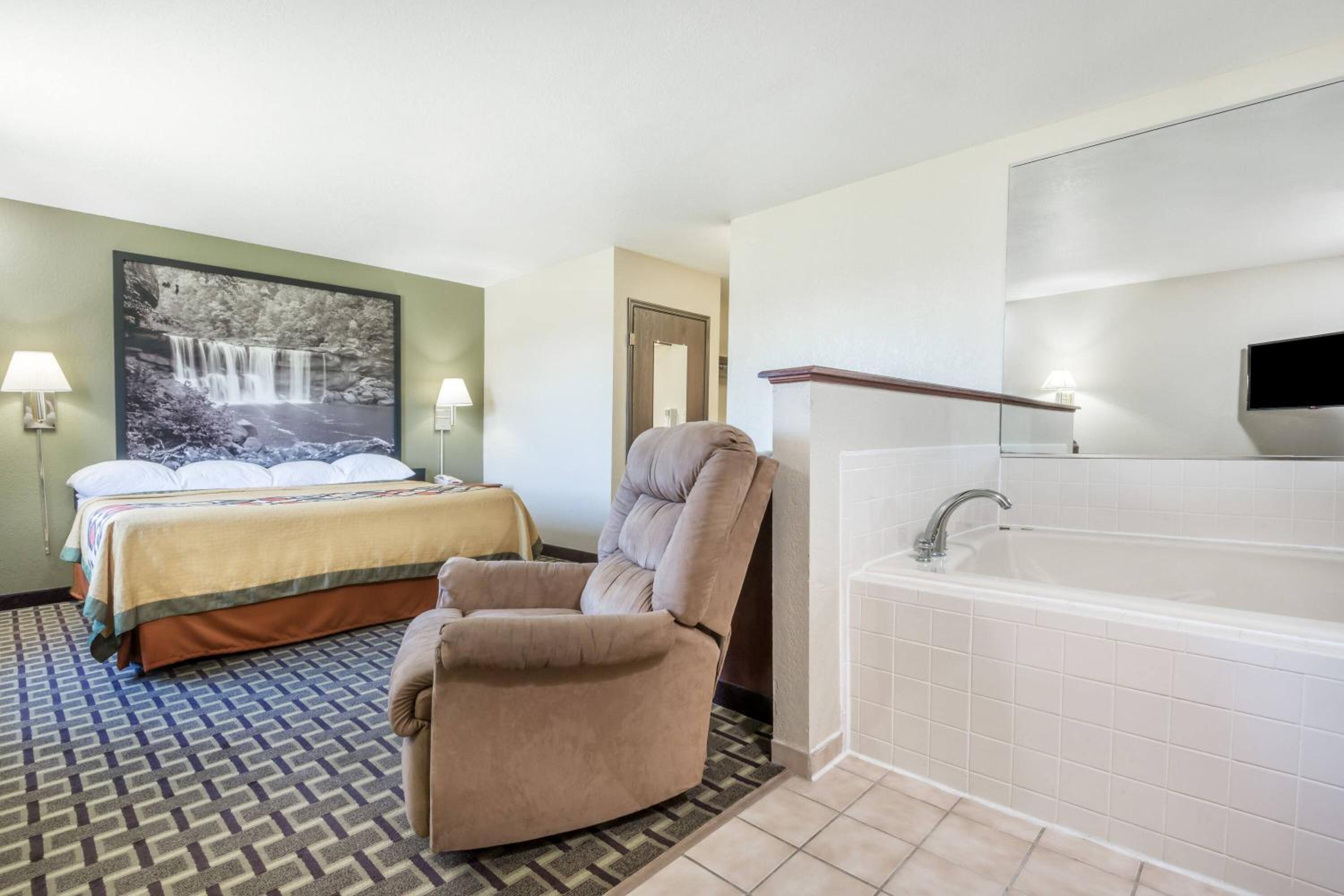 King Studio Suite - Non-Smoking - Photo 3