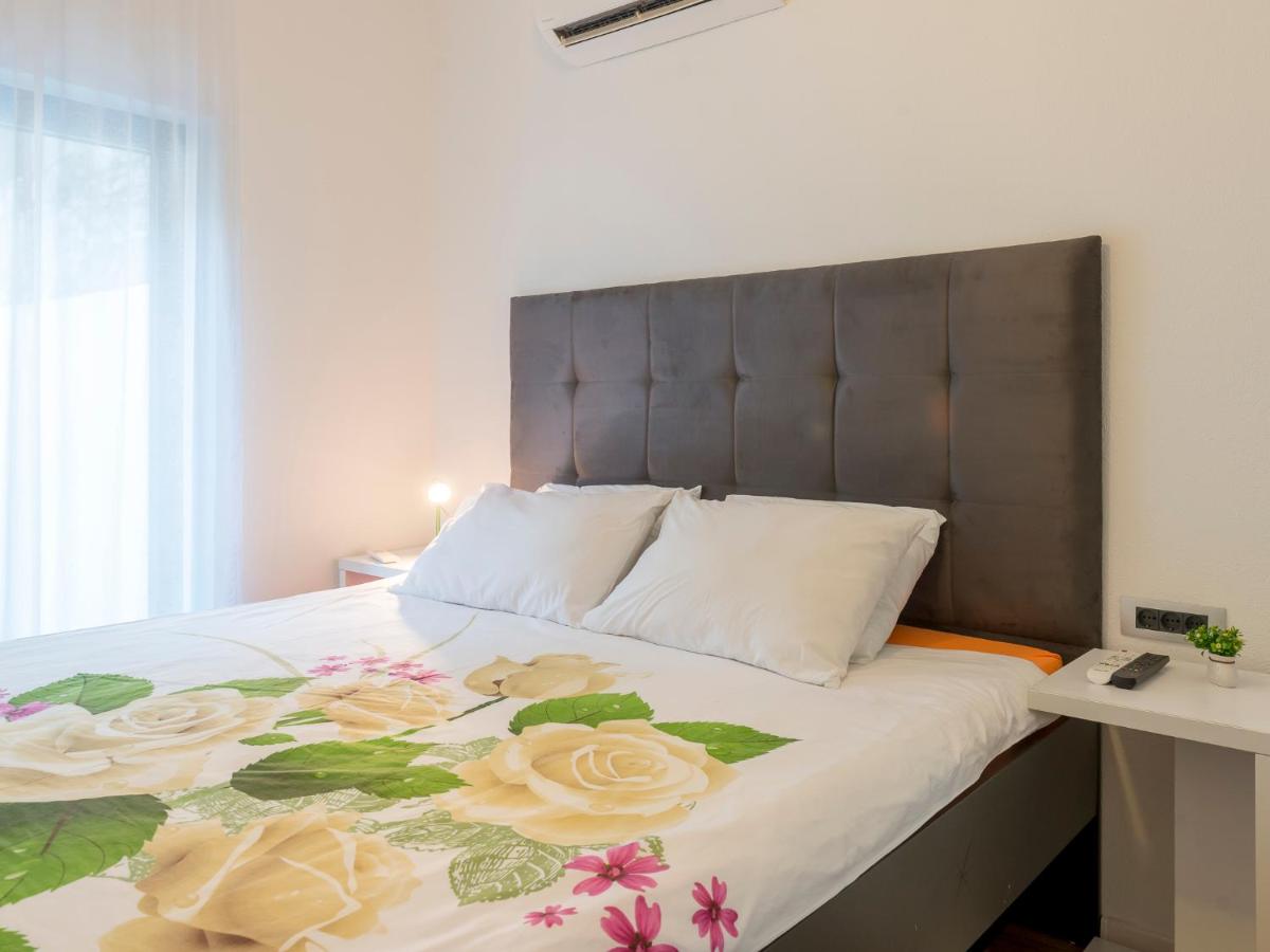 Comfort One Bedroom Apartment with Garden View photo 3