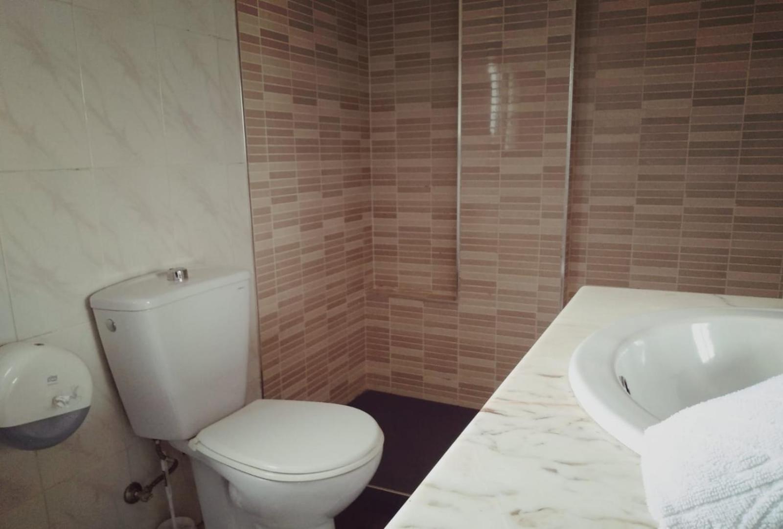 Twin Room - Photo 8