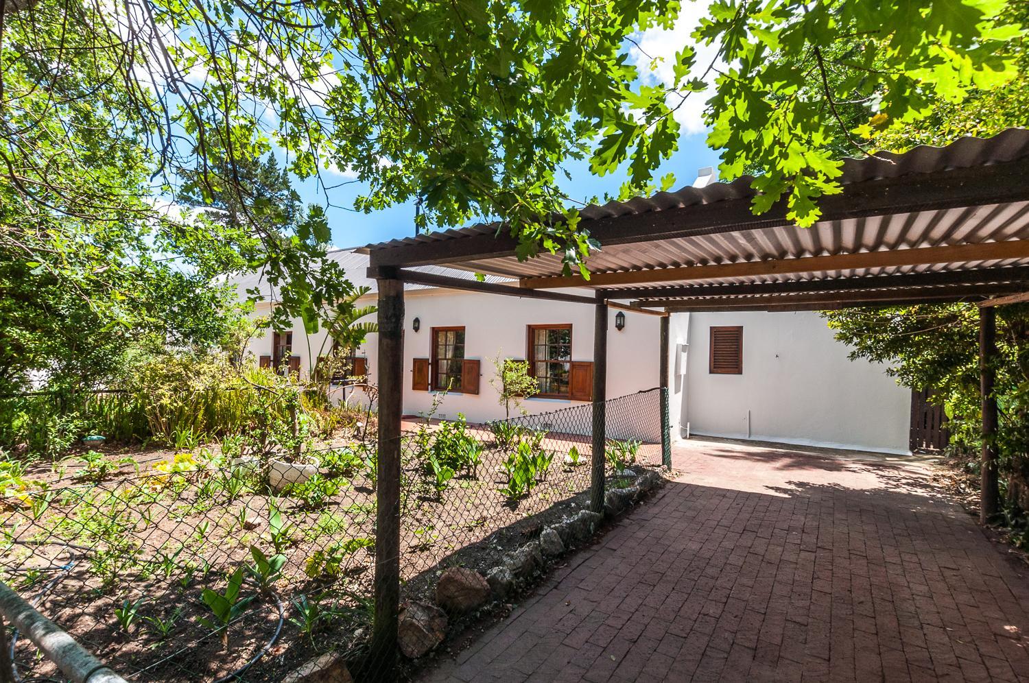 Three-Bedroom House photo 2