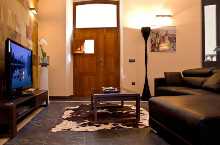 Six-Bedroom House photo 2