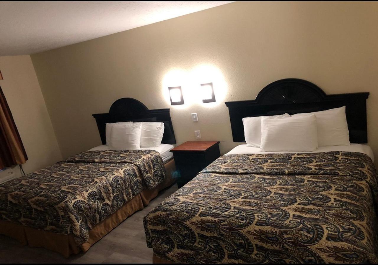 Queen Room with Two Queen Beds - Photo 1