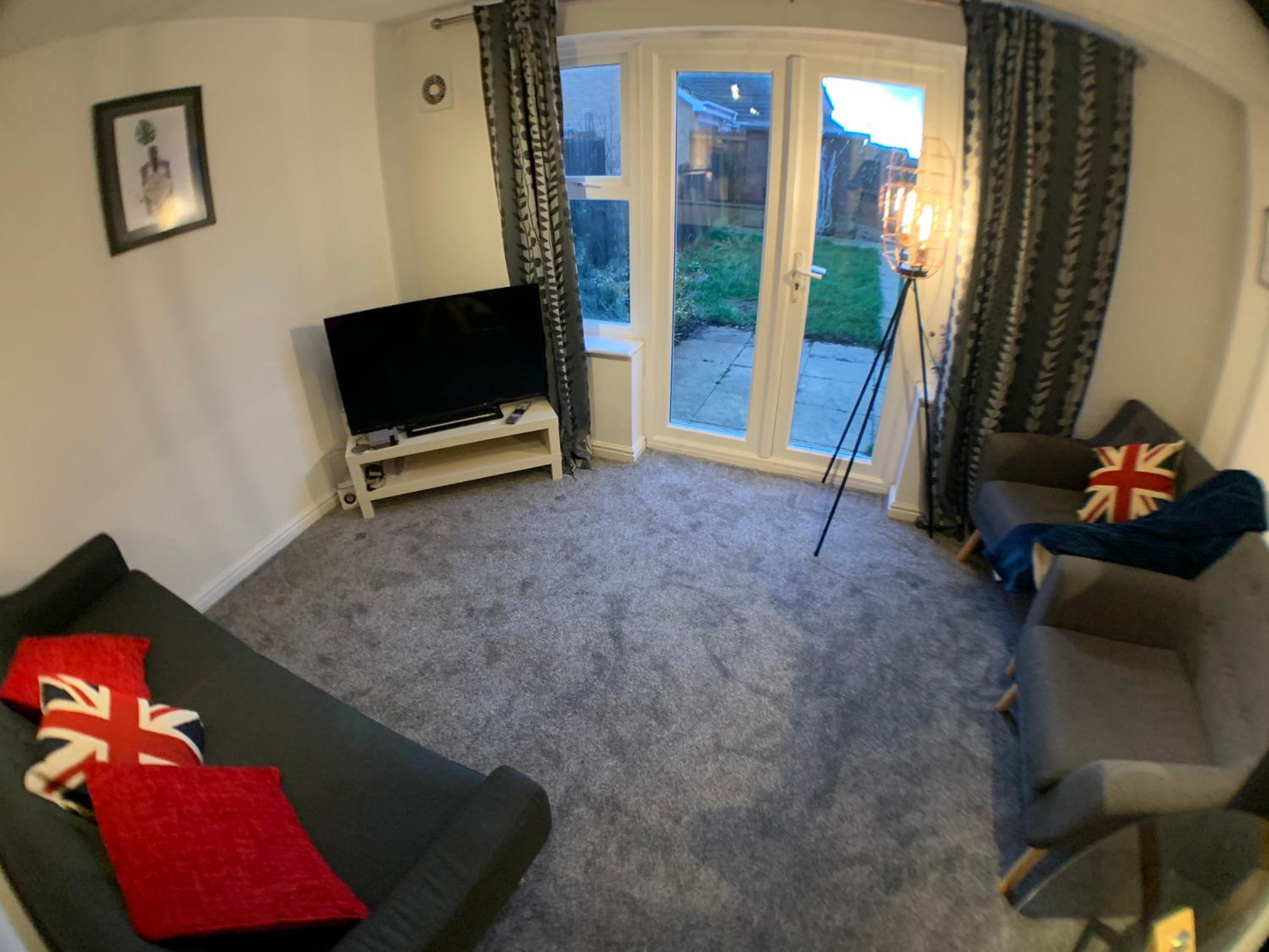 Five-Bedroom House photo 2