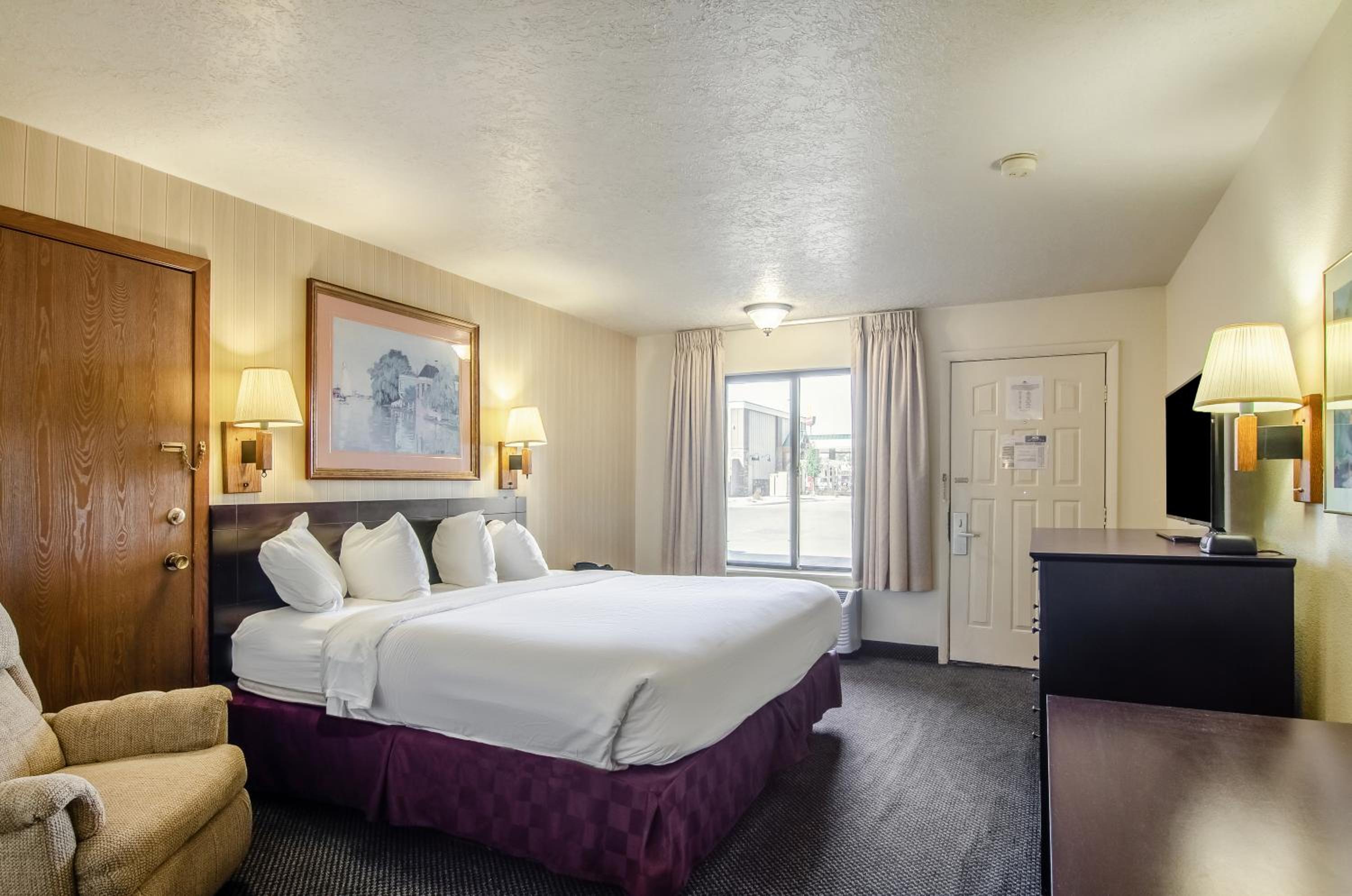 One King Bed Accessible Non-Smoking photo 2
