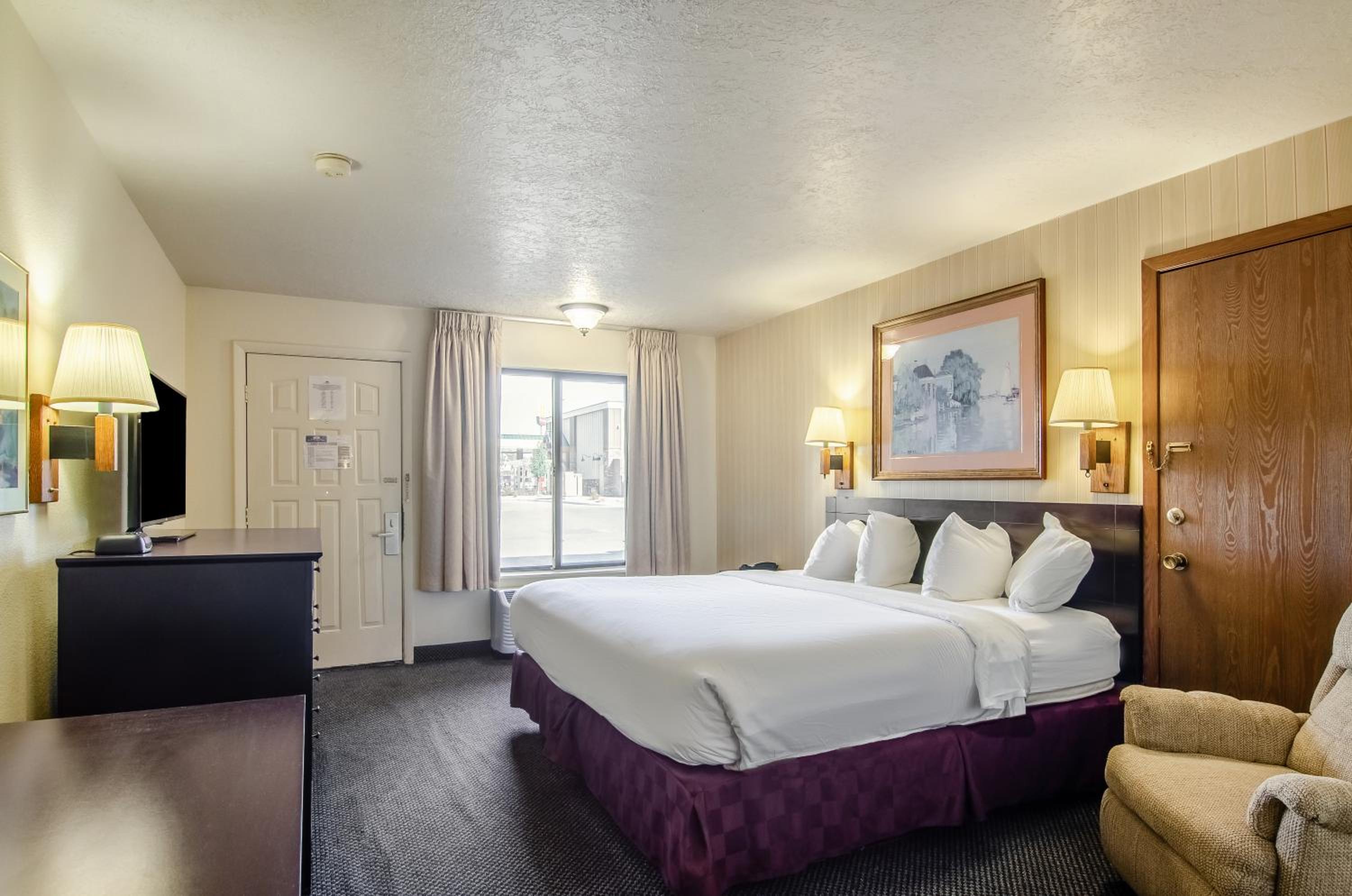 One King Bed Accessible Non-Smoking photo 1