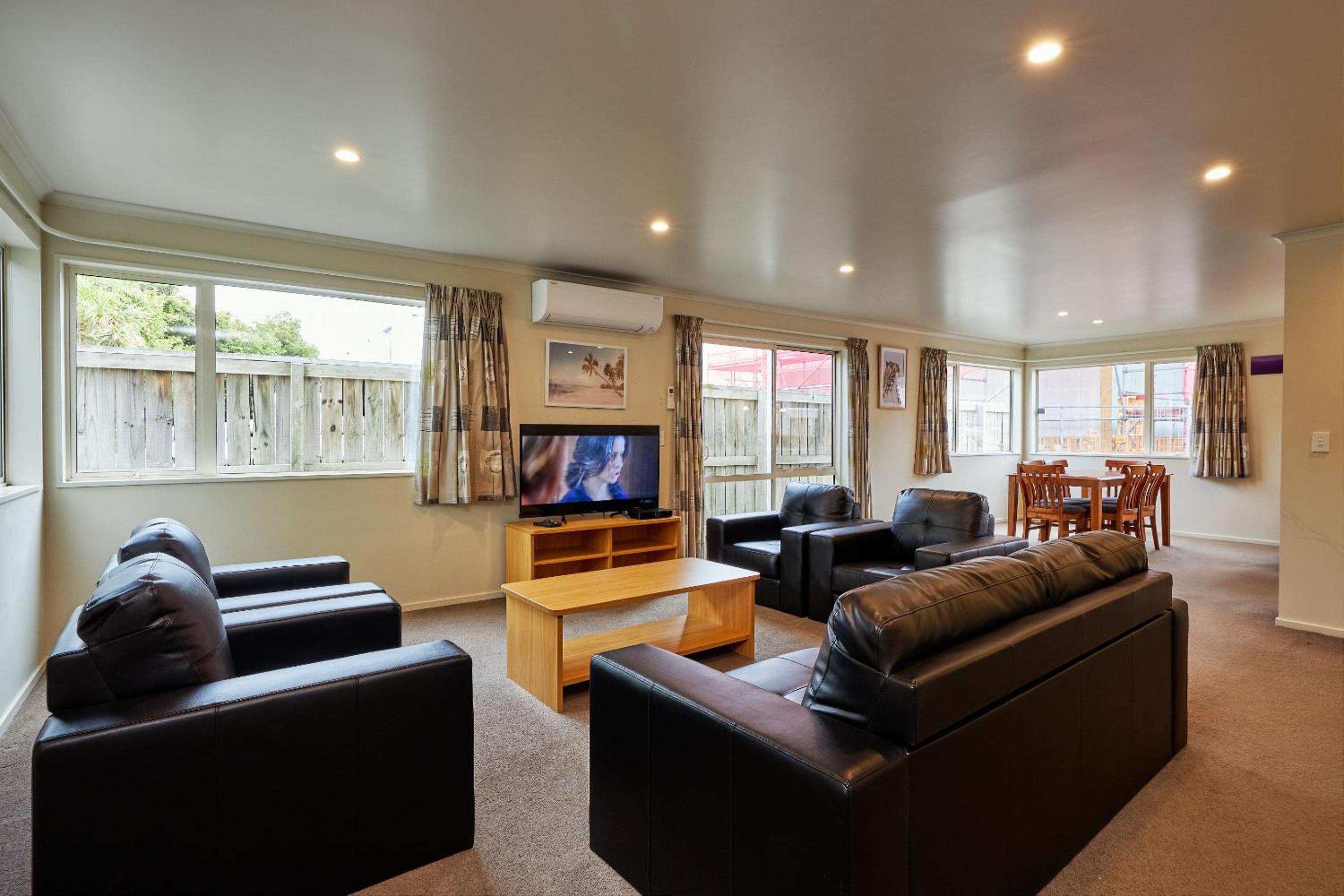 Three-Bedroom House - Photo 3
