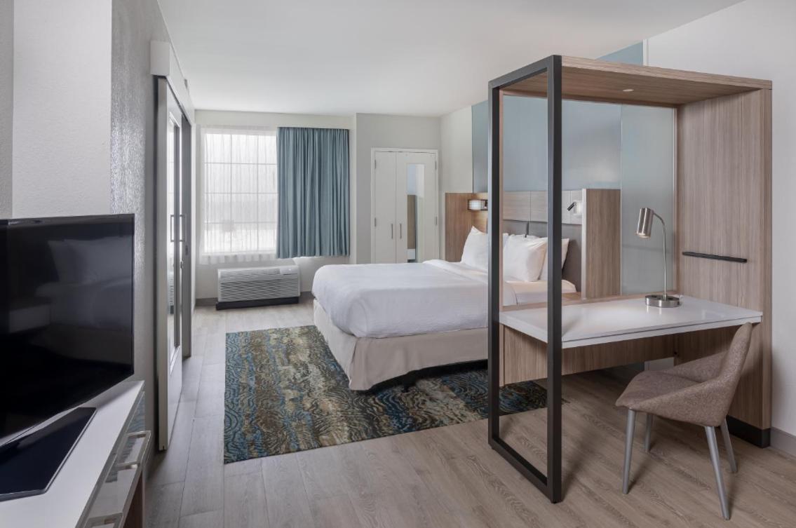 King Suite with Bathtub and Trundle Sofa - Mobility Access/Hearing Accessible
