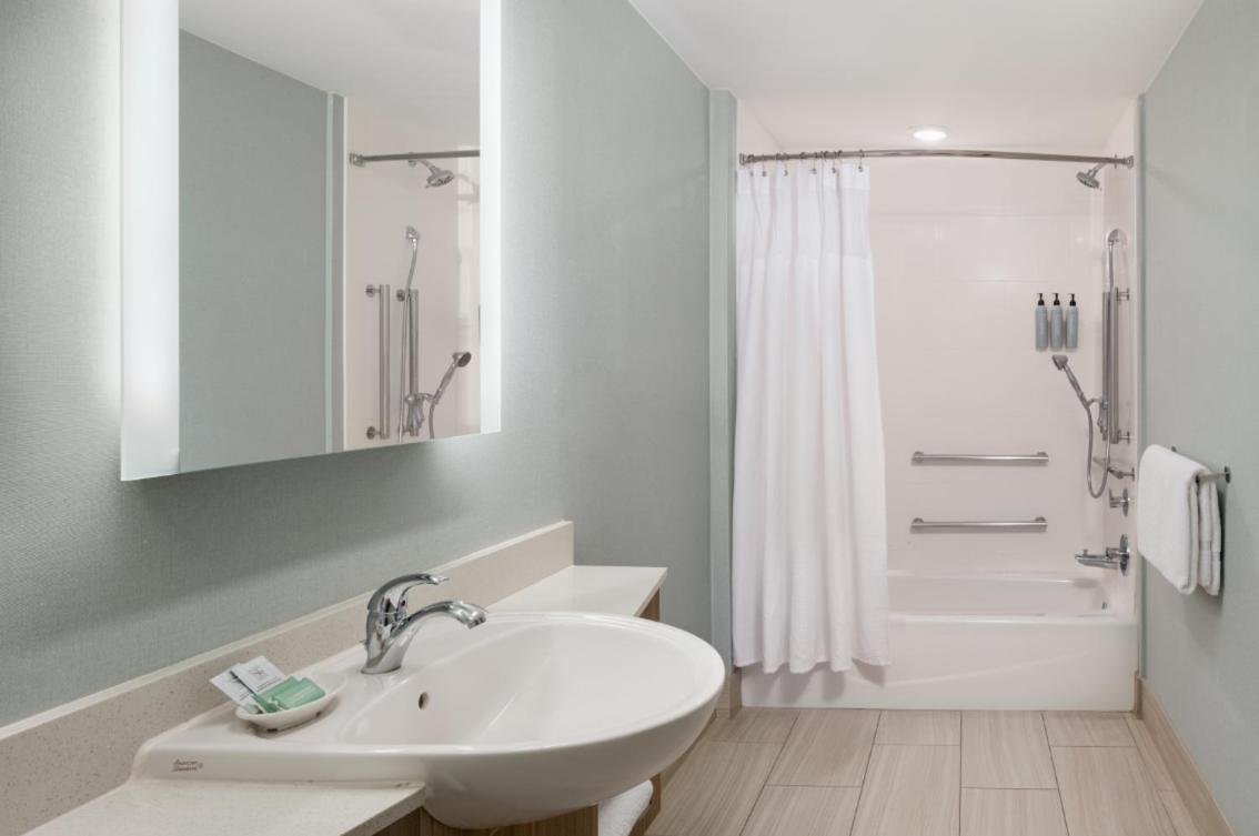 King Suite with Oceanfront View, Trundle Sofa and Bathtub - Mobility Access/Hearing Accessible