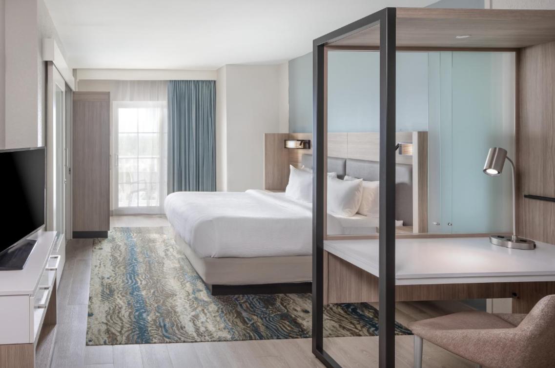 King Suite with Partial Ocean View and Trundle Sofa - Hearing Accessible