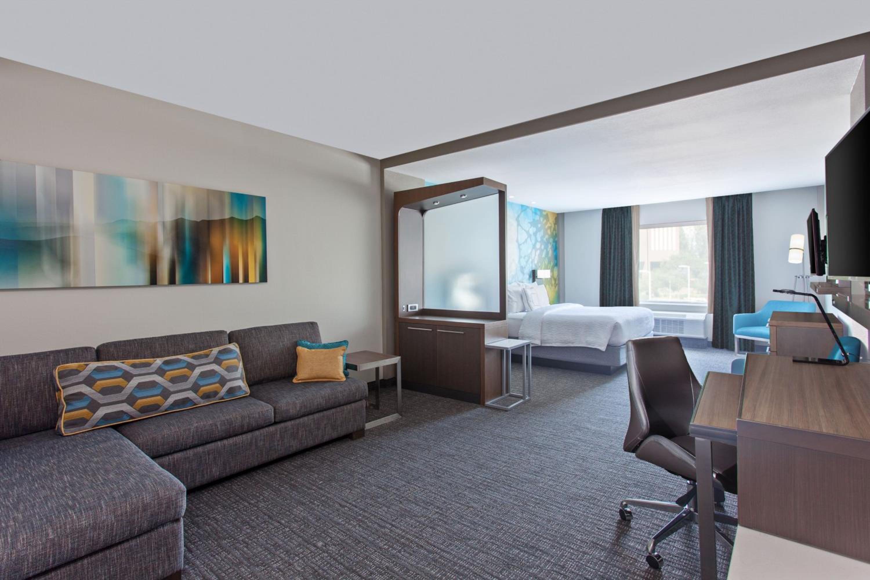 Studio with King Bed, Bathtub and Sofa Bed - Mobility Access photo 1