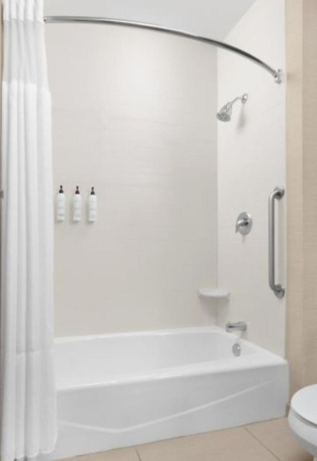 Studio with King Bed, Bathtub and Sofa Bed - Mobility Access photo 3